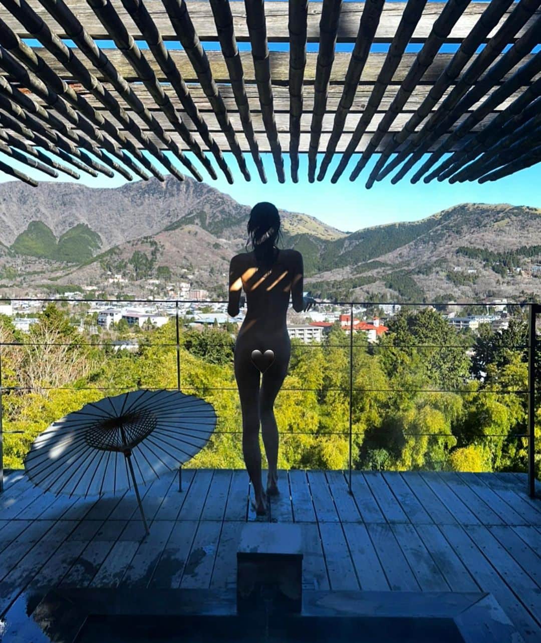 松岡モナのインスタグラム：「Here’s for 2023🤍 I feel free🤍🪐」