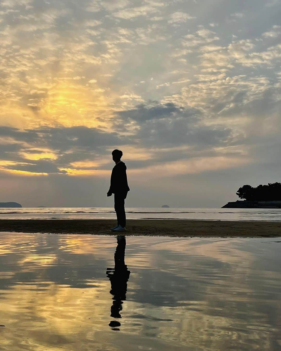 谷内亮太のインスタグラム：「あけましておめでとうございます 昨年は大変お世話になりました 今年もよろしくお願いします  より多くのファンの皆様に喜びを届けられるように邁進します。  #2023年  #皆様にとって素敵な1年になりますように  #北海道日本ハムファイターズ  #谷内亮太 #新時代」