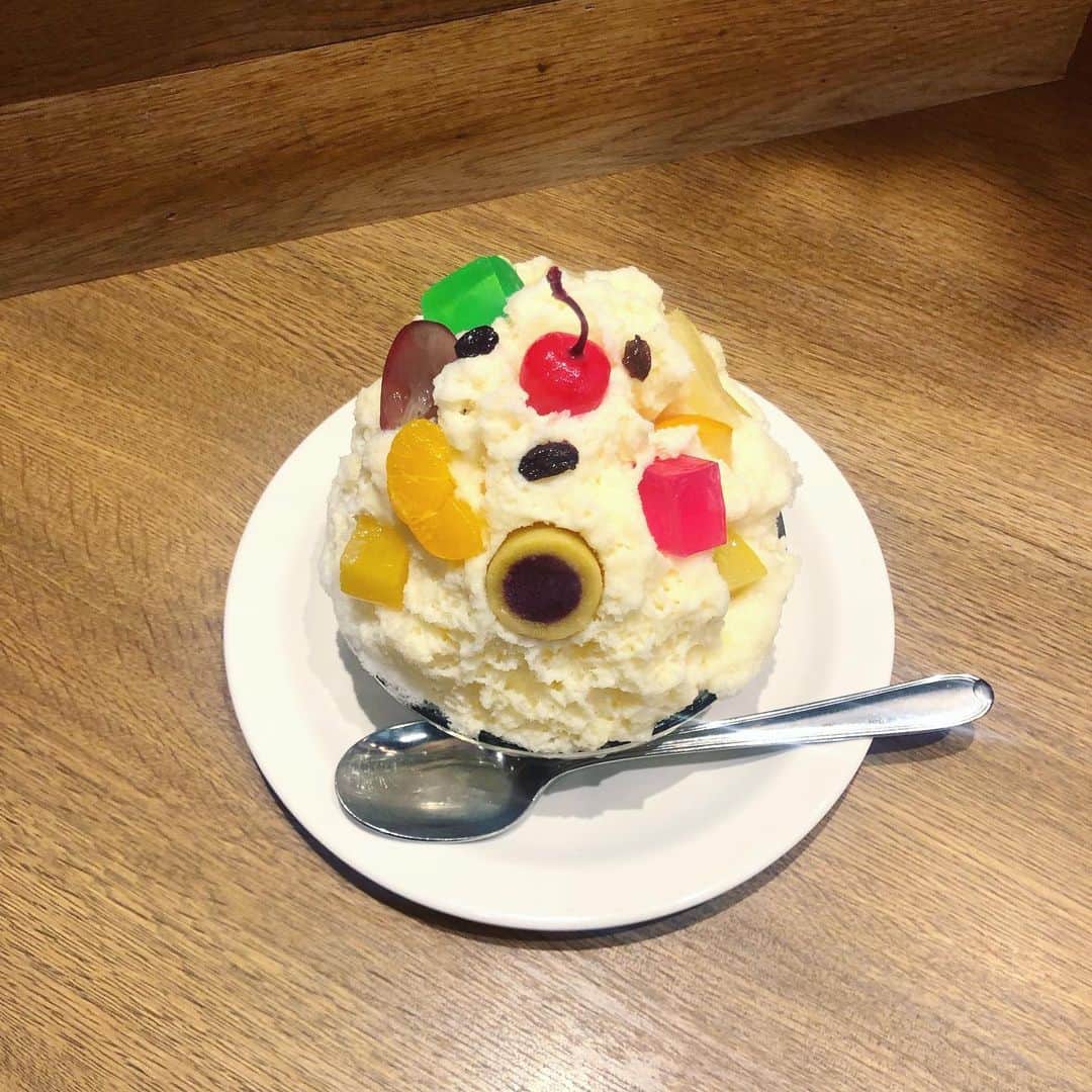 _mar_.imのインスタグラム：「鹿児島といえば、しろくま〜🐻‍❄️ しろくまさんの顔になってるのわかりますか。 . ちょっと寒かったけどおいしかった🍧 . . #今日のおやつ  #しろくま #鹿児島カフェ」