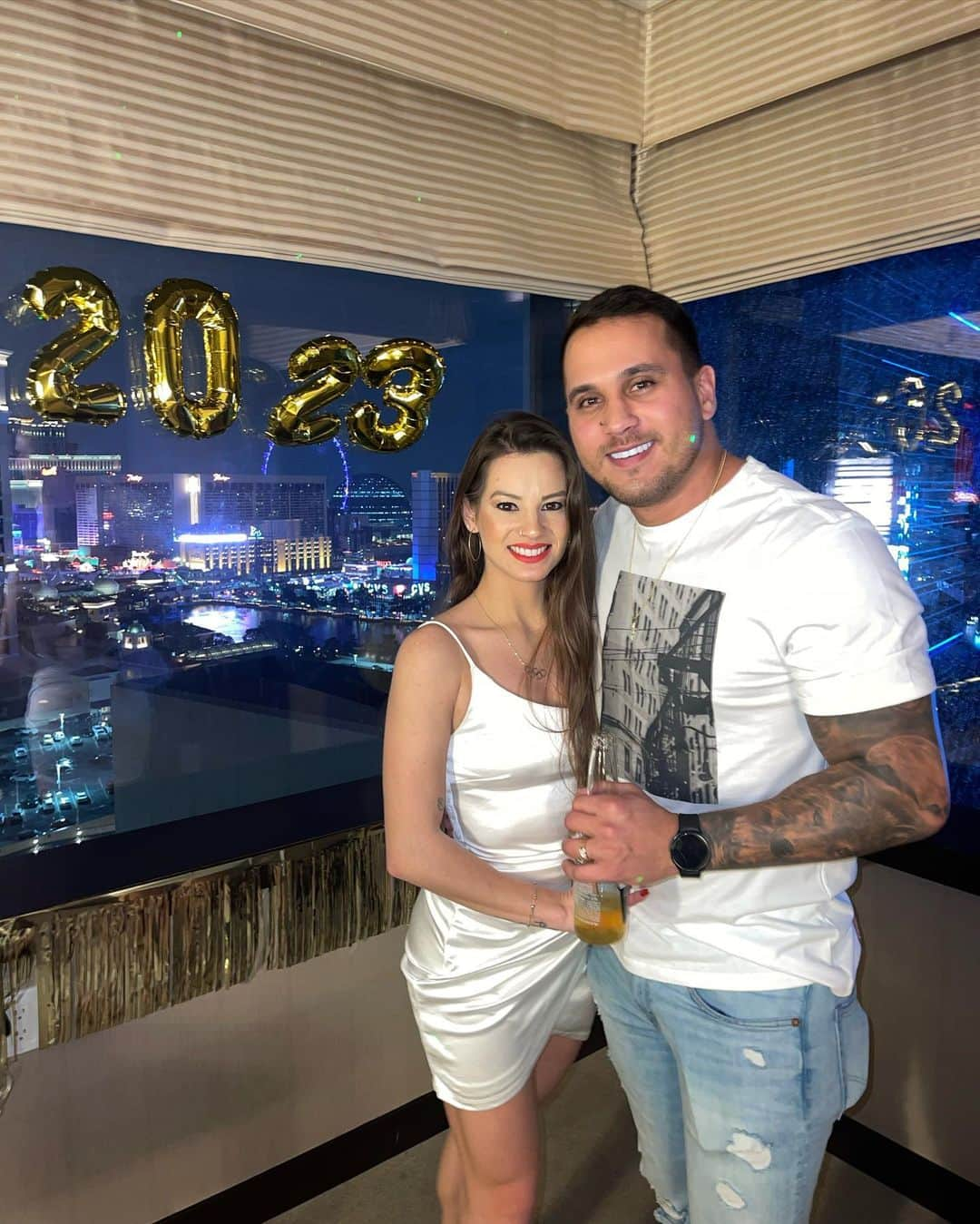 モルガーナ・ギマッキのインスタグラム：「Happy new year to everyone!!! 🎆🌟 . . . #happynewyear #love #blessed #mylove #happy #beauty #grateful #gratitude #2023 #white #couple #faith #god #feliz #meuamor #felizanonovo」