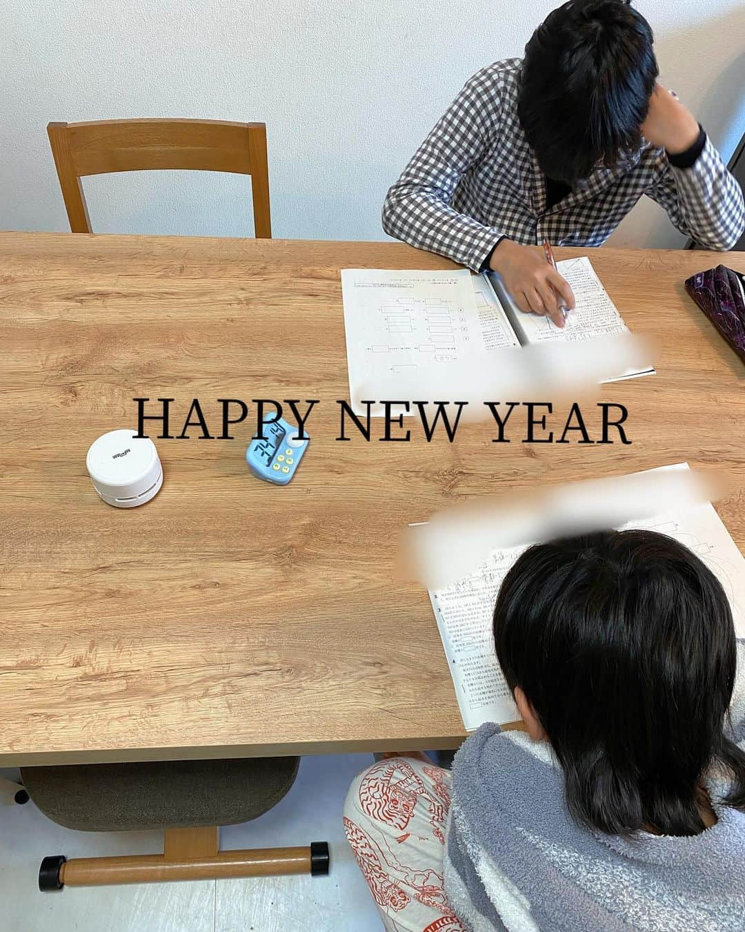 ayakoのインスタグラム：「♡ 新年明けましておめでとうございます⛩  いつもと違う年末年始を過ごしております❗️ 昨日も今日も東京は快晴 昨日は初詣に行って参りました！ 合格祈願をし 稲穂を頂きました😊  実るほど頭を垂れる稲穂かな  と言いながら帰って来ました。  学問や徳が積まれた人であるほど、謙虚に振る舞うものである  という意味で、 とても日本人らしい考え方だけど 私は好きです。私には足りないところではありますが、2人には、この姿勢を忘れずに持って欲しいなと思ってます  受験まで残された時間もあと僅か 2人らしく焦らず淡々と悔いなき時間を過ごせるように私も最後まで伴走頑張ります♡  2人がランドセル背負って並んで学校行く姿を見れるのもあと僅かなんだな 寂しさと成長の嬉しさで感情が忙しいわ😂  皆様も実りある良い年になりますように♡  #新年の挨拶 が長いんだわ。」