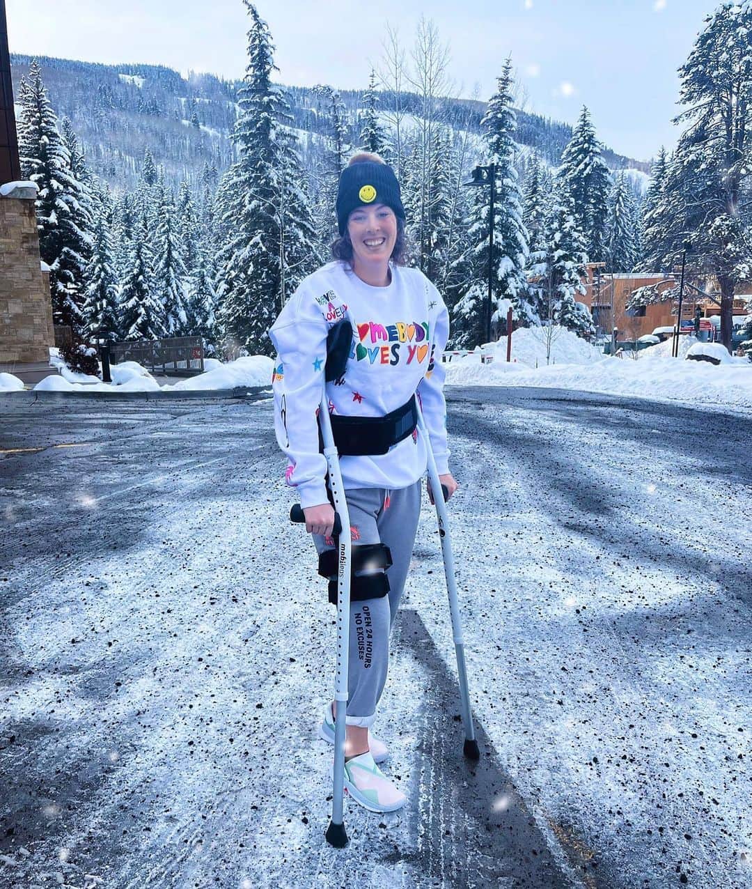 アリソン・シュミットのインスタグラム：「These hips are ready for 2023 ✅🥳✨  2022 saw my first ever surgery…and hopefully my last 🤭🤞  Cheers to a happy, healthy 2023 🤍  *so grateful for these NYE/NY peeps 🥰🥰🥰」