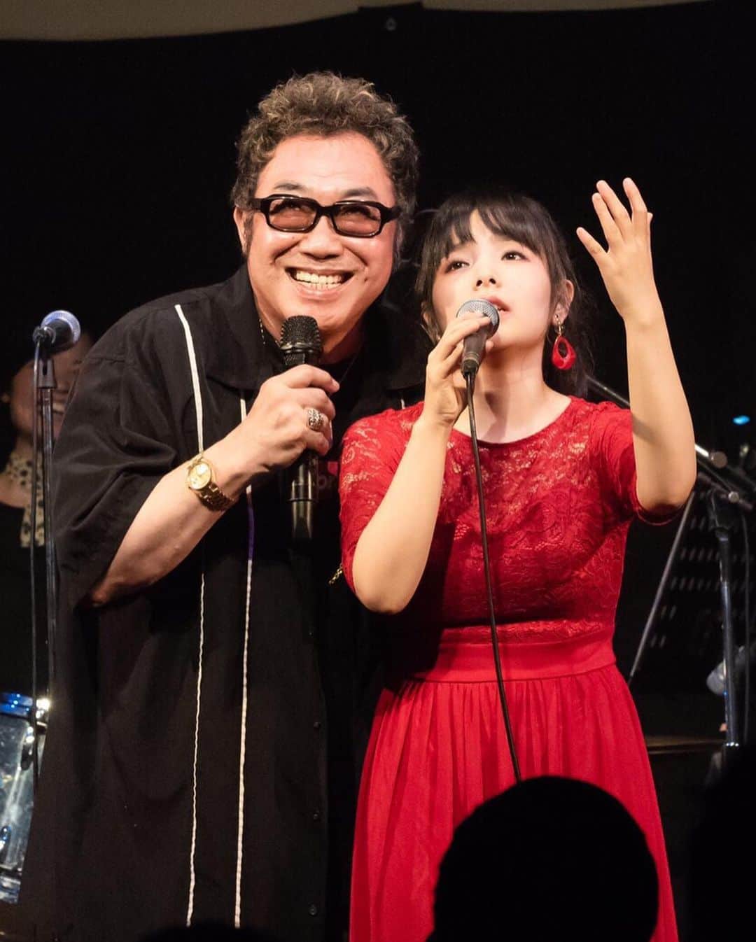 のインスタグラム：「2023年1月1日(元旦･日)  テレビ東京系列『ものまねのプロ216人がガチで選んだ　いま本当にスゴい！ものまねランキング』  観てくれてありがとうございました🥰  ホリさんがコメントしてくれた沖縄ライブにコロッケさんがサプライズで来てくれた時の写真がこちら😂  お見逃しはTVerで😍❤️  #nanami #ものまねランキング #2023 #singer #沖縄」