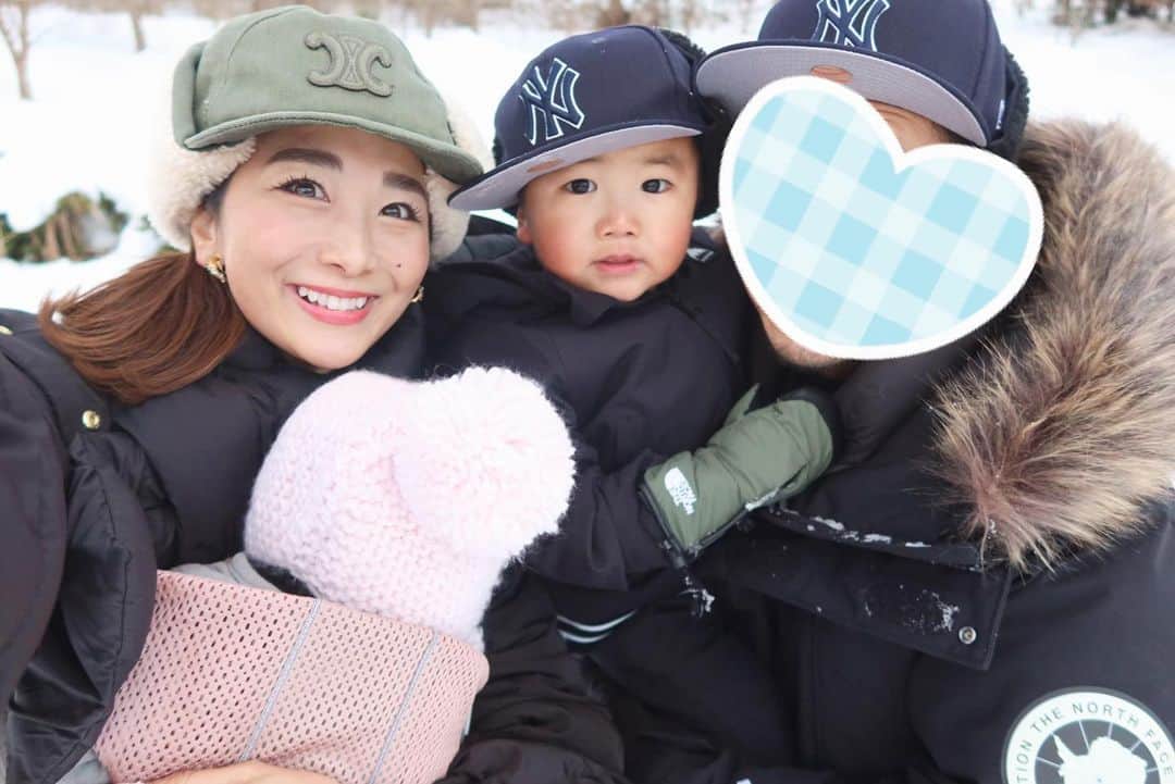 Mai Wakimizuのインスタグラム：「3時間の雪遊びの後、最後の力を振り絞って家族写真♡ #家族写真#2歳5ヶ月#生後5ヶ月#青森」