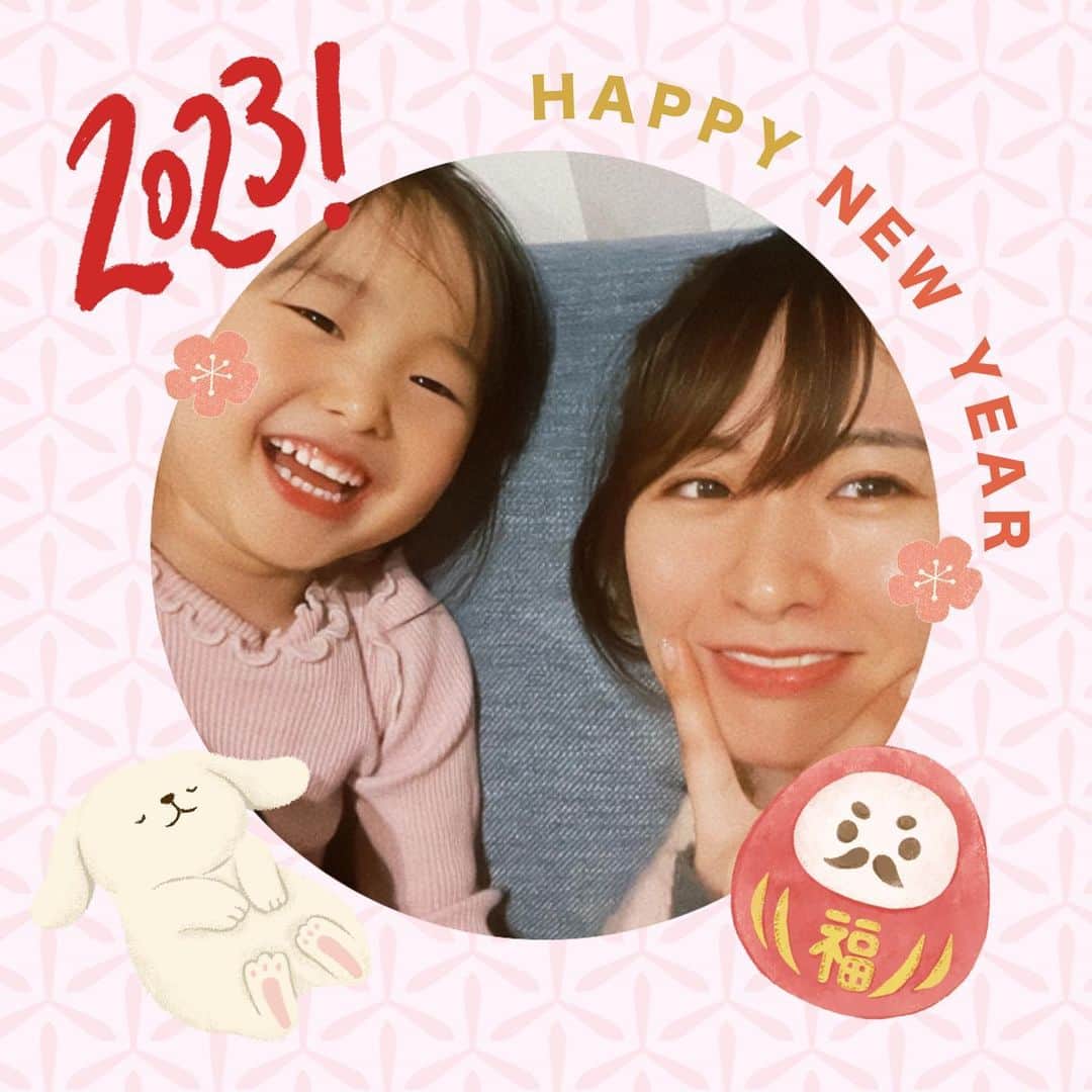 藤井奈々のインスタグラム：「あけましておめでとうございます🌸  本年もよろしくお願い致します❤️⛩🥰  昨日は、はじめての凧揚げを してみました🥰  娘は、 「どうしてタコ🐙はいないの？」  っていってた😂😂  #2023  #お正月 #おせち料理」