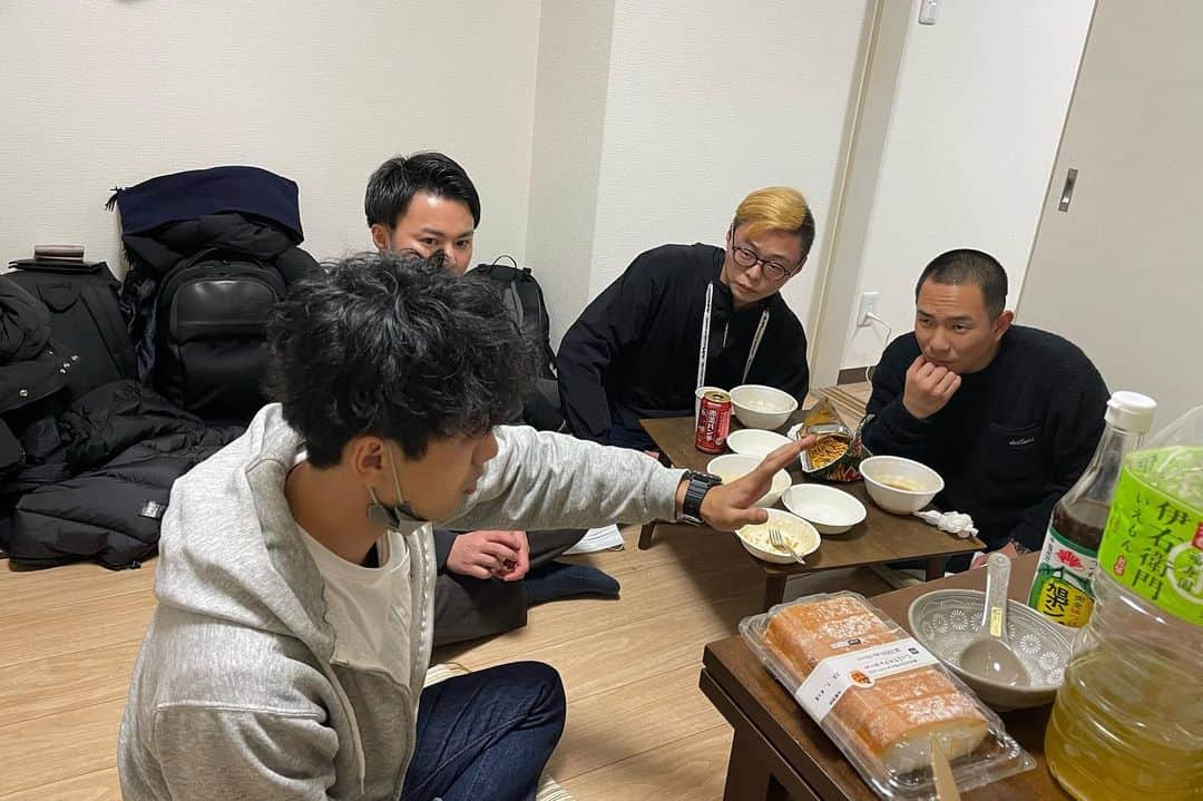 浜田さんのインスタグラム写真 - (浜田Instagram)「明けましておめでとうございます！ 大晦日は毎年変わらず結局熊元さんと寿司食べて、こーたろーのハンドパワーで今年もぽん酢は甘くなりませんでした^_^ 今年も甘噛み海賊団を応援よろしくお願いしめししゅ🎍」1月2日 12時32分 - eijump