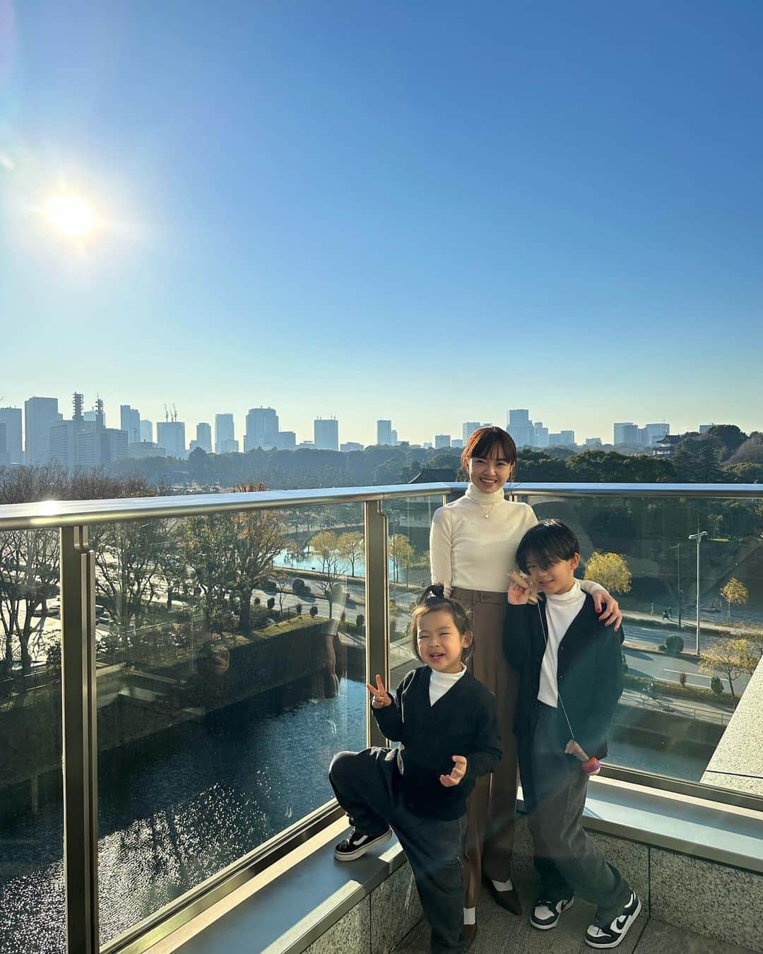 のインスタグラム：「明けましておめでとうございます🎍🎌  元旦から、皇居を背景に気の良い写真が撮れました📷  元旦の昨日は、毎年恒例 @palacehoteltokyo の元旦ビュッフェへ🍽️  今年は3年ぶりに縁日も開催され、お餅つきもさせてもらい、つきたてのお餅も食べれて、大満喫☺️  その後は、ビッグカメラに行き、新年早々爆買い😇  クリスマスあたりから長男が突然けん玉にどハマりして、競技用のけん玉まで購入。  夜は、お義母さんがお皿に並べるだけでいいようにセッティングして送ってくれたお節を家族で頂きました🥢  そんな新年の幕開け☀️  今年も宜しくお願い致します  #元旦 #2023」