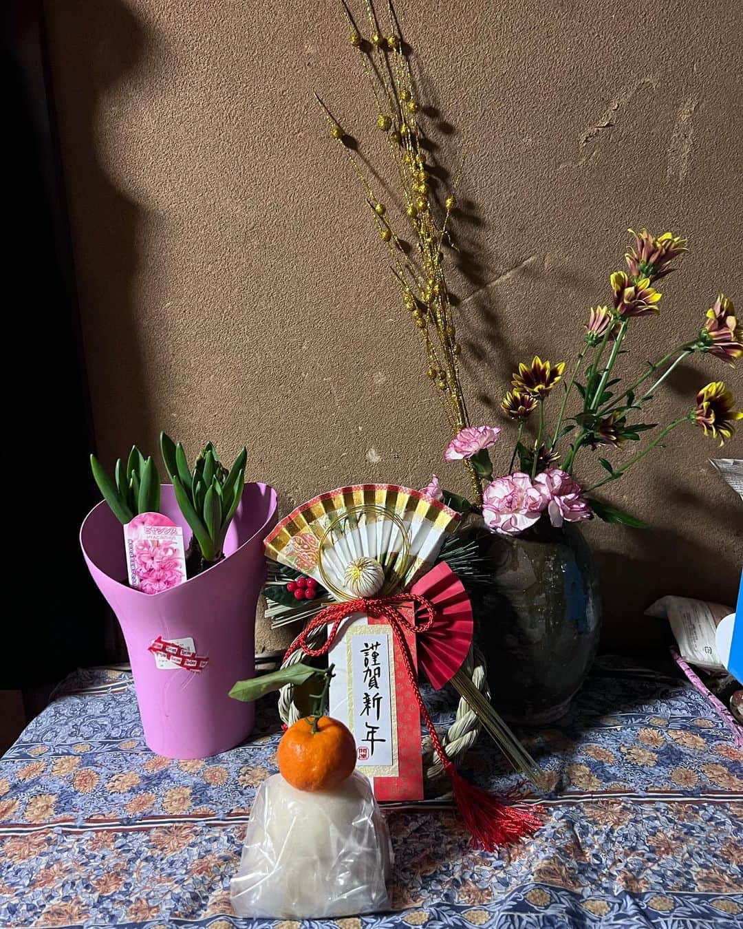 魔女菅原のインスタグラム：「明けましておめでとうございます🌅。 本年もよろしくお願いいたします。  ウサギ年なので、あやかって月までピョンピョン跳ねて楽しい一年にしたいです🐇。」