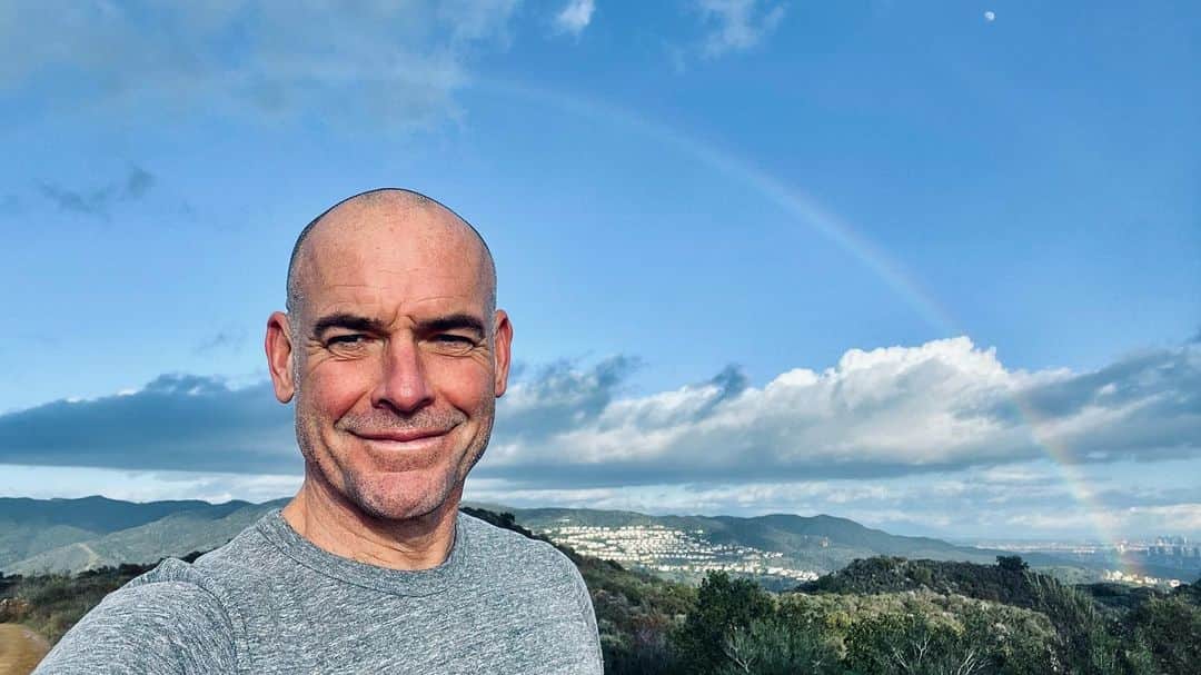 のインスタグラム：「Found myself under a rainbow today. Nice way to kick off the year. Have a fab new year one & all, it’s going to be a good one!」