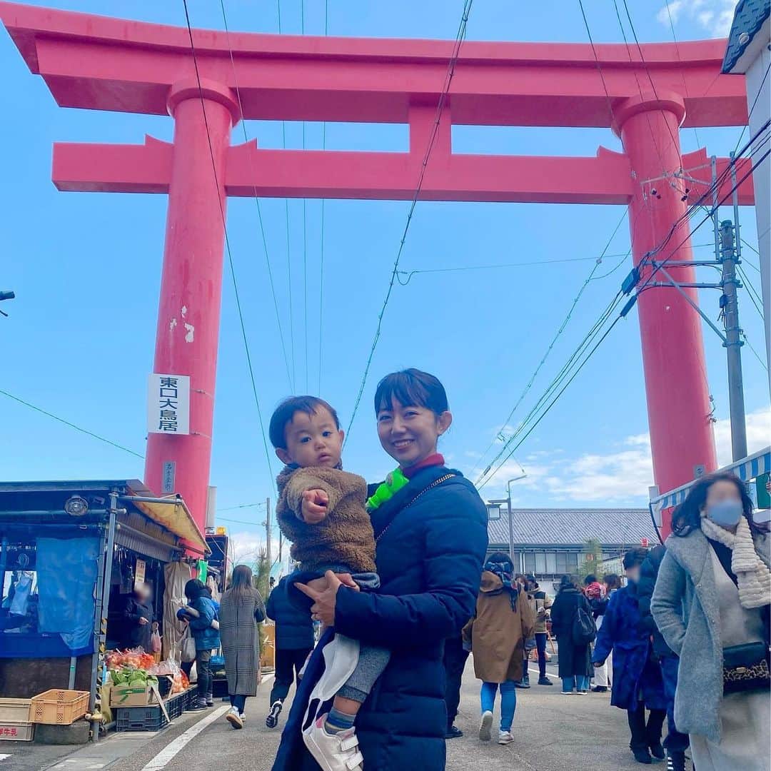 のインスタグラム：「. 明けましておめでとうございます⭐️  2023年、仕事はじめ！  明日2023年1月3日（火）15:30〜 ABCテレビの生放送 「モヤモヤ解SHOW！ニュース大明神」に出演します✨ MCは　#中間淳太 くん 私はサブMCをやらせていただきます🥹！  お正月は夫の実家・岐阜で のーんびり過ごしておりまして。 おみくじで凶が出たことは 綺麗さっぱり忘れて 明日からお仕事頑張りますので 関西の皆さま ぜひ見てくださいね〜😍  今年もどうぞよろしくお願いします！」