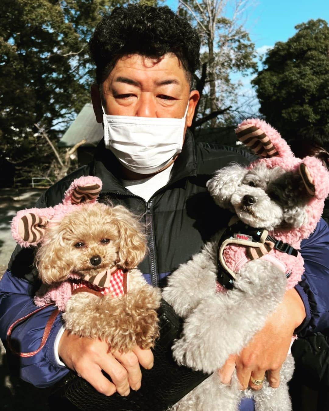 中村紀洋のインスタグラム：「. 新年　明けまして おめでとうございます🎍  愛犬モコ🐶リア🐶を連れて 参拝してきました。 . 今年も　自分にできる精一杯を形にしていきたいと思います。  皆さん今年一年、宜しくお願い致します。  #野球人  #野球人口が増えますように  #中日ドラゴンズ  #野球  #2023  #はじまり  #生涯現役  #中村紀洋」