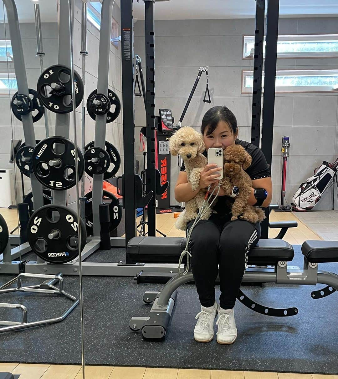 畑岡奈紗さんのインスタグラム写真 - (畑岡奈紗Instagram)「Happy New Year everyone! First training of 2023 with my little trainer APOLLO🐶 明けましておめでとうございます！ 今年も宜しくお願いします🐰  今日はアポロ🐶トレーナーご指導のもと？😂初トレーニングしてます😏  #2023 #初トレーニング #愛犬」1月2日 13時13分 - nasahataoka