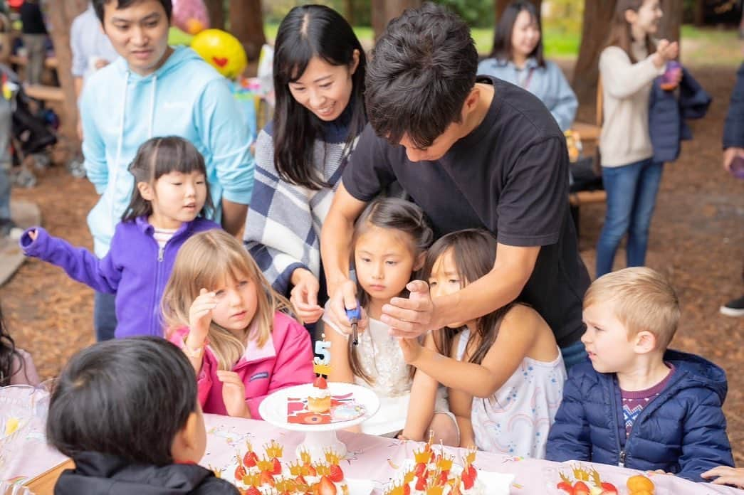 栗山麗美さんのインスタグラム写真 - (栗山麗美Instagram)「2022振り返り  🎂５歳のお誕生日会🎂 初めてお友達をお招きしてのバースデーパーティー🎉  クラスメイトやプリスクール時代のお友達、ご近所のお友達など30人、兄弟や大人も合わせると約70名もの方々がお祝いに駆けつけてくれました😭✨ 来年はベイエリアから引っ越す予定なので、ここで出会えた大切なお友達とのバースデー会を開催できて本当に良かった♡ 娘にとっても最高の思い出になったようです☺️  🇺🇸スタイルのバースデー自体が初めてだったので手探りでしたが、ピニャータやgoodie bag（おみやげプチギフト）選びなど悩みつつも楽しかったな🥳  #2022振り返り #California #Berkeley #Albany #MBA #SanFrancisco #SF  #Seattle #MBA #bayareafood #bayerea #Vancouver #birthdayparty  海外生活 #アメリカ生活 #バークレー #アルバニー #サンフランシスコ #シアトル #バンクーバー #ベイエリア生活 #レストラン #サンフランシスコ生活 #サンフランシスコ旅行 #サンフランシスコ観光 #アメリカ暮らし #アメリカ留学 #アメリカ子育て #バースデーパーティ」1月2日 13時28分 - reimi.kuriyama