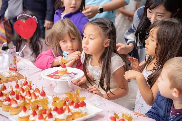 栗山麗美のインスタグラム：「2022振り返り  🎂５歳のお誕生日会🎂 初めてお友達をお招きしてのバースデーパーティー🎉  クラスメイトやプリスクール時代のお友達、ご近所のお友達など30人、兄弟や大人も合わせると約70名もの方々がお祝いに駆けつけてくれました😭✨ 来年はベイエリアから引っ越す予定なので、ここで出会えた大切なお友達とのバースデー会を開催できて本当に良かった♡ 娘にとっても最高の思い出になったようです☺️  🇺🇸スタイルのバースデー自体が初めてだったので手探りでしたが、ピニャータやgoodie bag（おみやげプチギフト）選びなど悩みつつも楽しかったな🥳  #2022振り返り #California #Berkeley #Albany #MBA #SanFrancisco #SF  #Seattle #MBA #bayareafood #bayerea #Vancouver #birthdayparty  海外生活 #アメリカ生活 #バークレー #アルバニー #サンフランシスコ #シアトル #バンクーバー #ベイエリア生活 #レストラン #サンフランシスコ生活 #サンフランシスコ旅行 #サンフランシスコ観光 #アメリカ暮らし #アメリカ留学 #アメリカ子育て #バースデーパーティ」