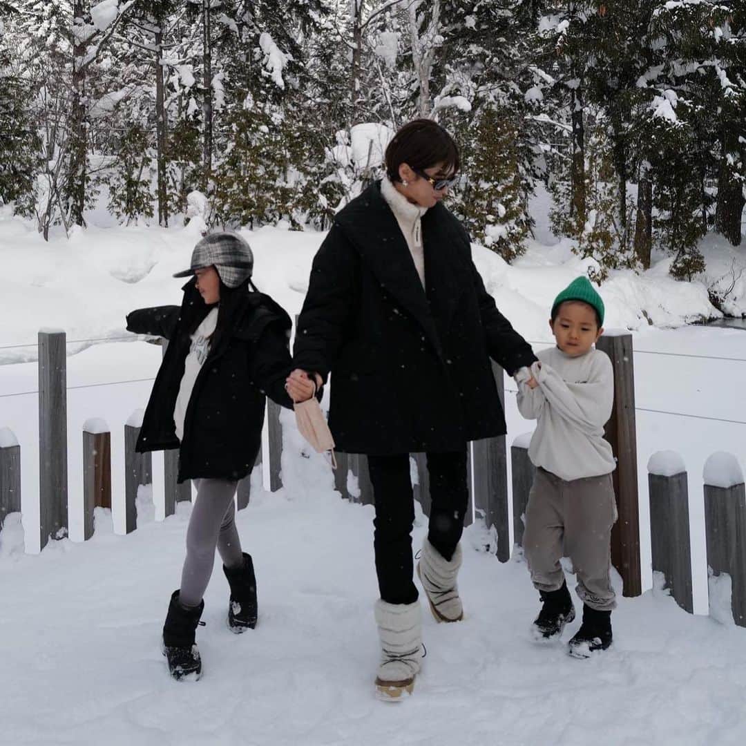 正中雅子のインスタグラム：「☃️❄️☃️❄️  年末年始は、北海道へ⛷  オーバーサイズで作ったトップサーモキルティングコートは中に沢山着こめてレイヤードが楽しめました🫶  🧑🏻coat/leggings @machatt_  boa jacket/ @jilsander  boots/ @isabelmarant   👧🏻coat&boots/ @thenorthface  sweat/ @repose.ams  leggings/ @main_story_uk   👦🏻sweat/ @repose.ams  pants/ @wynkenkids  boots/ @thenorthface  cap/ @zarakids  北海道のマイナスの気温でもなかなかアウター着ない息子😇  雪国ファッションも楽しい🐇🤍  #MACHATT#masaco服 #masacotravel  #北海道」