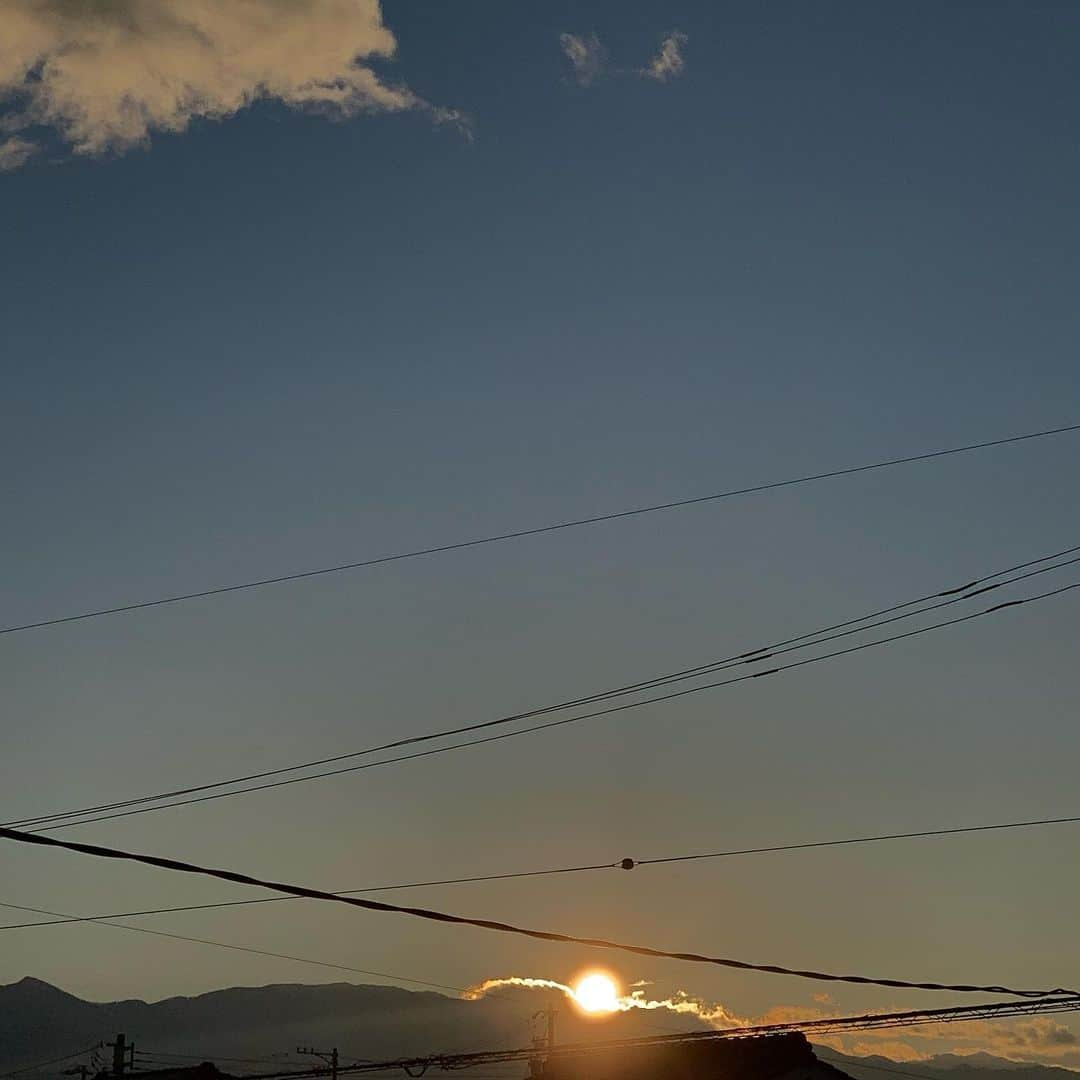 望月一花さんのインスタグラム写真 - (望月一花Instagram)「２０２３年 あけましておめでとうございます🌅  長野の祖父母の家で 四代揃っての年越しは なかなか毎年感慨深く みんな元気なうちは 楽しく一緒に過ごしたいなぁと 毎年ありがたく思います。  元旦の朝、 初日の出を拝む時 ウサギさん🐇が見えた  日の出前のピンクの空が 一番好きだなぁ💗  今年は、しっかり毎日 ブラフマムフルタに起きて セルフケアや瞑想の時間や これからの事業に費やしたいなぁ  みんなありがとう！ 愛してます🫶💖」1月2日 13時42分 - sayavati