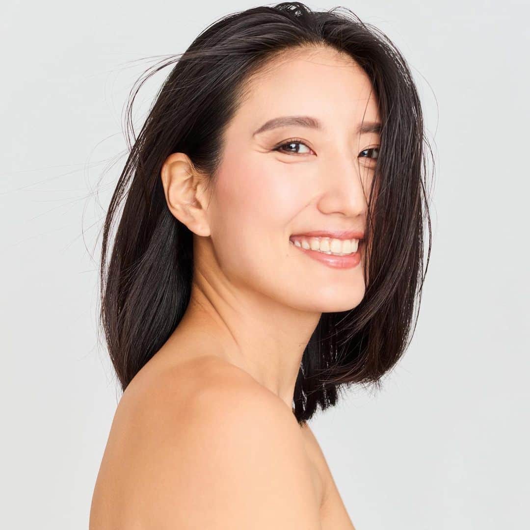 望月一花のインスタグラム：「２０２３年 あけましておめでとうございます🌅  長野の祖父母の家で 四代揃っての年越しは なかなか毎年感慨深く みんな元気なうちは 楽しく一緒に過ごしたいなぁと 毎年ありがたく思います。  元旦の朝、 初日の出を拝む時 ウサギさん🐇が見えた  日の出前のピンクの空が 一番好きだなぁ💗  今年は、しっかり毎日 ブラフマムフルタに起きて セルフケアや瞑想の時間や これからの事業に費やしたいなぁ  みんなありがとう！ 愛してます🫶💖」