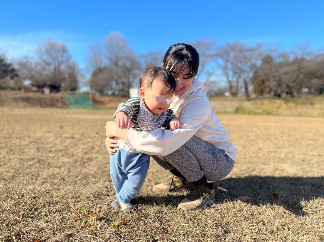 黛英里佳のインスタグラム：「⁡ ⁡ あけましておめでとうございます🎍✨ ⁡ ⁡ 年末年始は実家ですき焼きを食べ、紅白を観ながらみかんを食べ、甥っ子の凧揚げを眺め、THE・日本のお正月ーという感じで平和に過ごしました(笑) ⁡ ⁡ いつも本庄総合公園で凧揚げをするのですが、広ーい原っぱで息子も思いっきり歩き回って楽しそうでした☺️ ⁡ ⁡ そして息子、年末年始のどさくさに紛れてミルク卒業しました🍼✨ ⁡ ⁡ 実家でお風呂上がりに水を飲んでみんなが食べてるりんごを一緒に食べて甥っ子と遊んでそのまま寝たので、おっこれはいけるかな？と😳✨ ⁡ ⁡ ⁡ 自宅に帰ってきたらまたちょっと風呂上がりミルクを思い出し、くれーと言ってましたがまた水とりんごをあげてごまかし(笑) 　 ⁡ ギャン泣き覚悟でしたが、夜中起きてもちょっと抱っこしてまたすぐ寝たので、あまり苦労せずでした😭✨ ⁡ ⁡ そろそろ卒業かなと思っていたので意外とすんなりいって良かったです😂 ⁡ ⁡ こないだまで風呂上がりミルク240ml飲んでたのに🙊(笑) ⁡ そしてその2時間後にまた200ml飲んでたのに🙈(笑)←飲み過ぎ ⁡ ミルクを飲む姿はとても可愛く私も癒されていたので、少し寂しいですが、息子の成長を喜びたいと思います😂 ⁡ そして夜通し寝てくれ！！(切実) ⁡ ⁡ ⁡ ⁡ 今年は子育てもお仕事も両方楽しんで頑張れたらいいなぁ☺️💕 ⁡ ⁡ 皆さまにとって健やかで幸せ溢れる一年となりますように✨ ⁡ 今年もよろしくお願いします😆💕 ⁡ ⁡ #本庄#本庄総合公園#凧揚げ#正月#年末年始#卒ミ ⁡ ⁡」