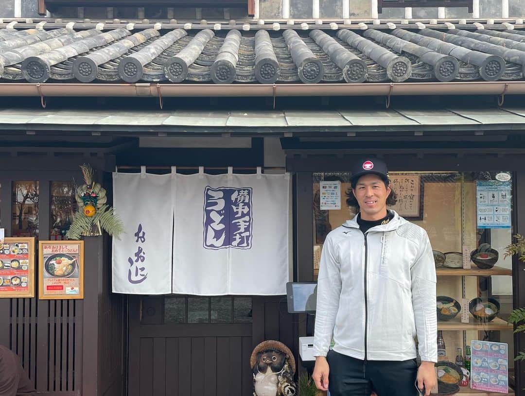 岡大海さんのインスタグラム写真 - (岡大海Instagram)「明けましておめでとうございます。 今年もよろしくお願いします。  1枚目の写真は 倉敷商業野球部のOB会の時に 撮った写真です。 楽天の引地選手です。 写真には映っていませんが、後輩の上川畑選手を含め3人で頑張っていきたいと思います。  2枚目は 高校の時からよく食べに行ってる 手打ちうどんおおにしです。 とても美味しいので、倉敷に行った時は是非皆さん行ってみてください！  3枚目は 年末にご縁があり 東京オリンピックソフトボール代表の、原田のどかさんとお話しをさせて頂きました。金メダルもかけさせて頂きました。  #ロッテ #倉商 #野球 #手打ちうどんおおにし #引地秀一郎 #上川畑大悟 #原田のどか」1月2日 13時52分 - okahiiiiromi