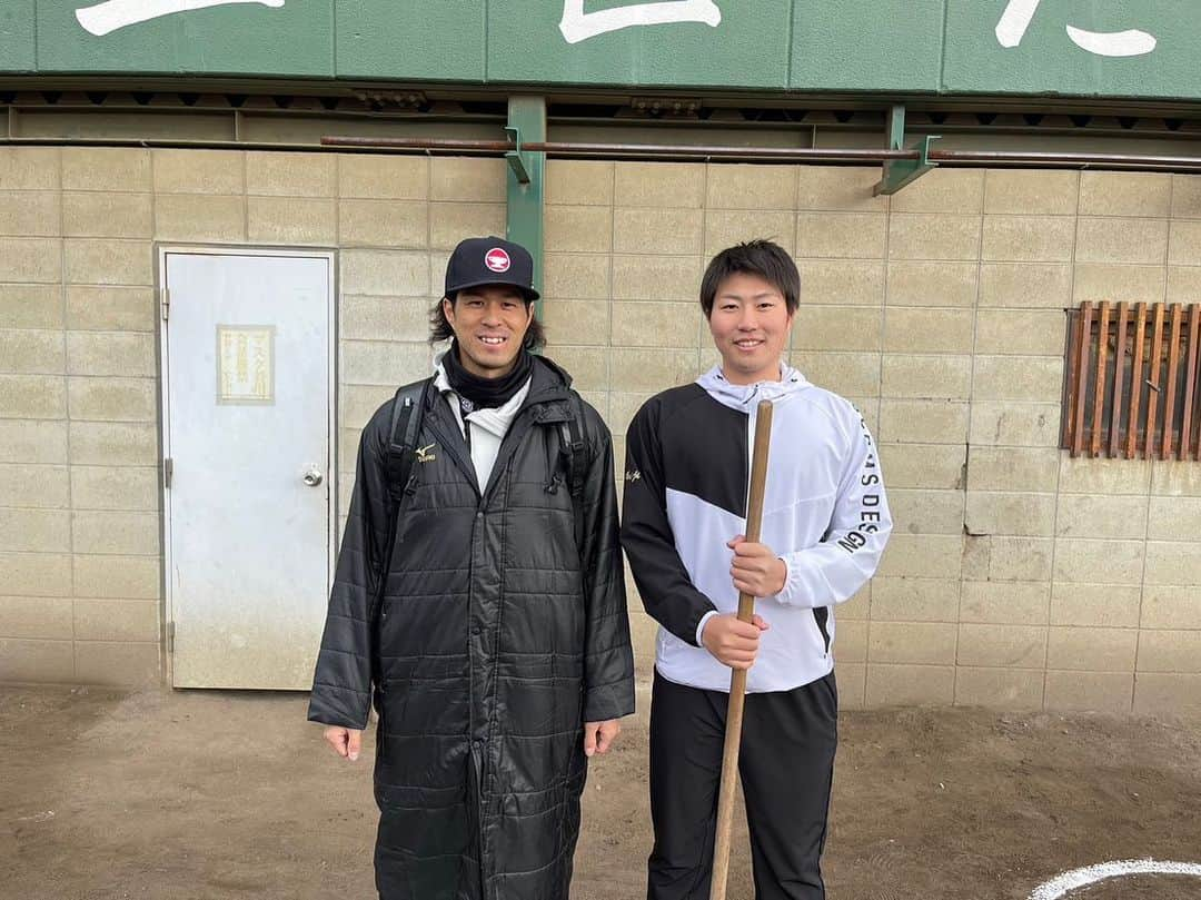 岡大海のインスタグラム：「明けましておめでとうございます。 今年もよろしくお願いします。  1枚目の写真は 倉敷商業野球部のOB会の時に 撮った写真です。 楽天の引地選手です。 写真には映っていませんが、後輩の上川畑選手を含め3人で頑張っていきたいと思います。  2枚目は 高校の時からよく食べに行ってる 手打ちうどんおおにしです。 とても美味しいので、倉敷に行った時は是非皆さん行ってみてください！  3枚目は 年末にご縁があり 東京オリンピックソフトボール代表の、原田のどかさんとお話しをさせて頂きました。金メダルもかけさせて頂きました。  #ロッテ #倉商 #野球 #手打ちうどんおおにし #引地秀一郎 #上川畑大悟 #原田のどか」