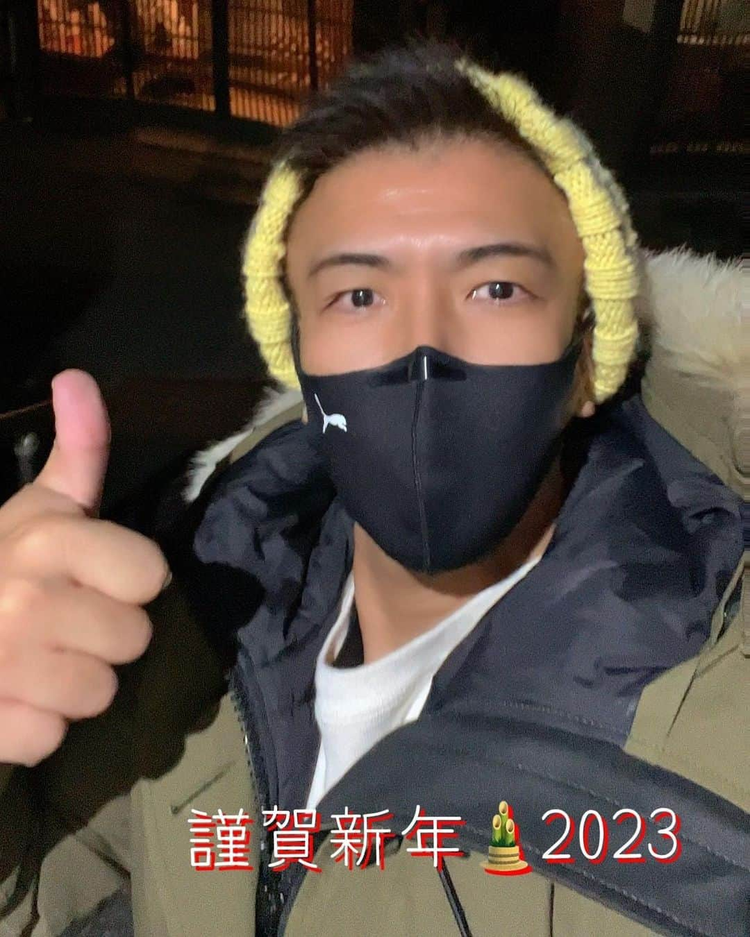 菅井秀憲のインスタグラム：「2023年 明けましておめでとうございます🎍  今年は、満点の星空が望める温泉宿で年を越す事ができました⭐️  日頃、慌ただしい都会に住んでいると、小2時間足を伸ばすだけでこんなに静寂な場所があるのだなと、心が落ち着きました  宿泊客は1日8組のみ  出てくる料理は田舎料理と名されてたけど、どれも懐かしい味  何十年ぶりかに、イノシシ鍋を食べましたが、昔食べた時の臭いという印象が全くなくて。非常に美味しい出汁が出ていました  近くのお寺で除夜の鐘鐘をつく事ができました  無心でついてきましたので、特に願い事はなかったwというか、いつも神社、お寺に詣でると肝心な時にお願い事が出てこないのです  「無」になってしまうんですよね  翌日、神社で初詣  水に浸すと、文字が浮き上がるタイプのおみくじ  大吉  でした  今年は、僕にとって変化の年のようです  どうか、皆さまにとって良い一年となりますように😉  make your dreams come true!!⭐️  1/2'23」