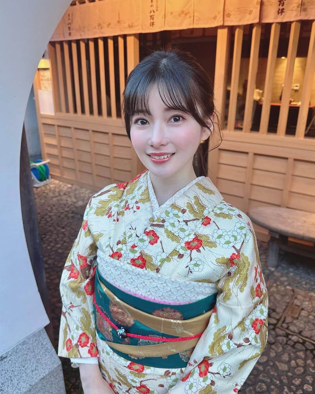 早田悠里子のインスタグラム：「新年あけましておめでとうございます🐰  今年も宜しくお願い致します☺️🎍  #着物ヘア #着物コーディネート #着物レンタル #京都グルメ #京都ランチ #京都カフェ #京都ホテル #京都ディナー #京都着物レンタル #京都スイーツ」