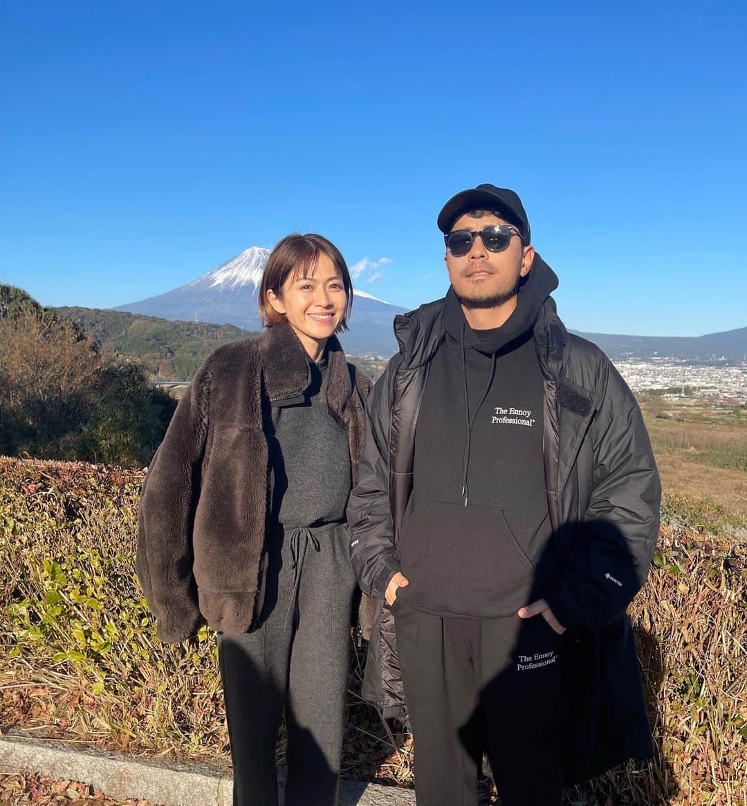畑野ひろ子のインスタグラム：「今年もどうぞ宜しくお願いします。 毎年恒例になりつつある、富士SAでの記念撮影📷 今年は、年女です🐇 #2023」