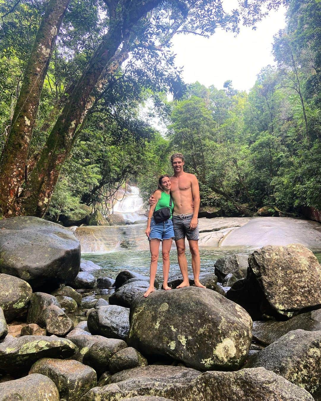 ジェイク・パッカードのインスタグラム：「Last couple of days I have been down and out so travelling has been on hold but today we are up in cairns exploring feeling heaps better and such a beautiful place to see @amber_reyn」