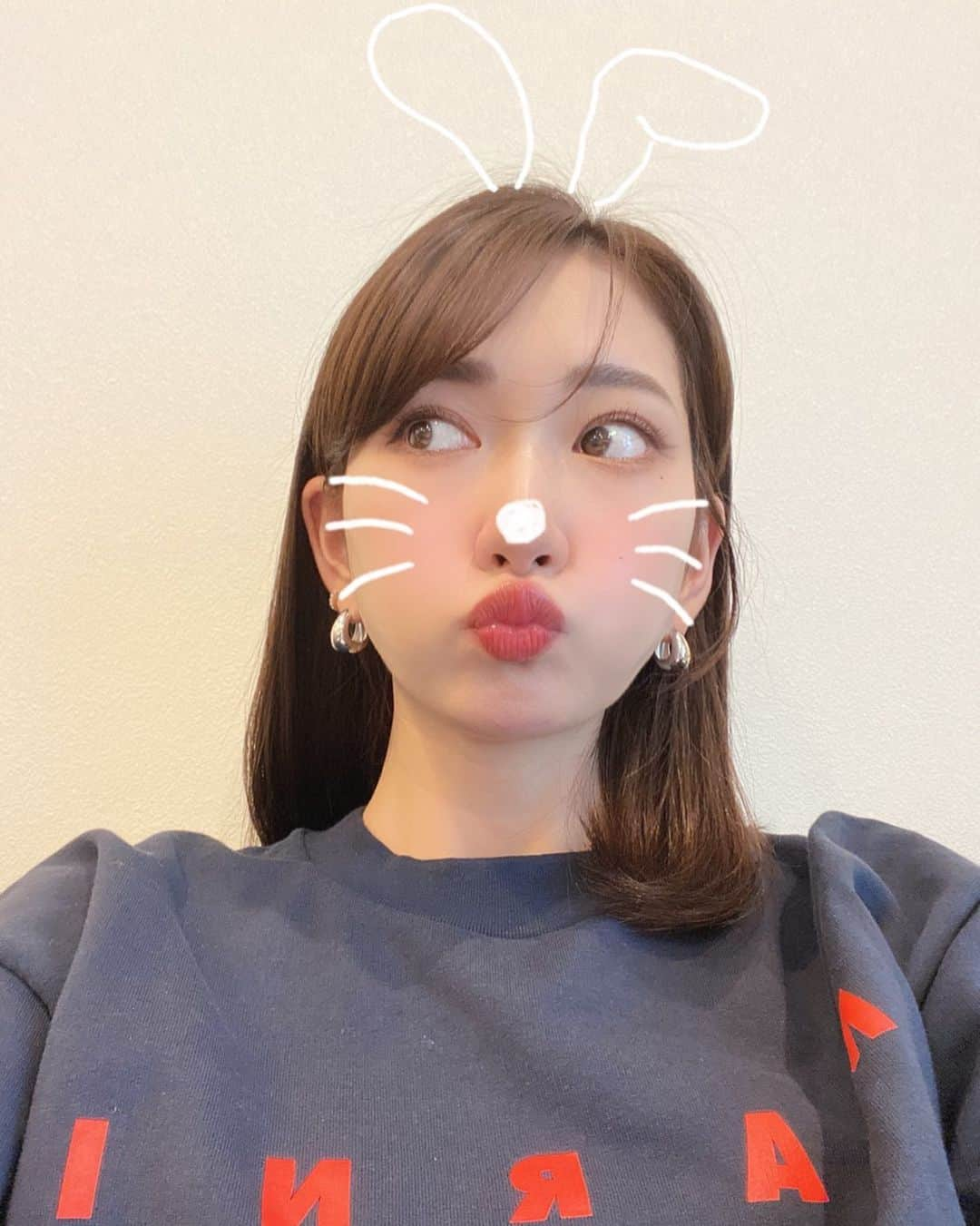 井端珠里のインスタグラム：「明けましておめでとうございます🎍🙇‍♀️🎍  2023年、私は年女🐰で本厄でございます😇  今年はなかなか難しい、「マイペースに、自分にわがままに」をモットーに無理せずのびのびと一日一日を楽しみたいと思います😊  みなさまにとってよい一年でありますよう、お祈りしております☺️💓  ちいさないいこと、おおきないいこと、たくさん訪れますように🐰🤍」