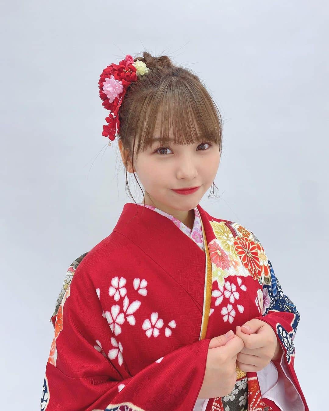 本郷柚巴のインスタグラム：「あけましておめでとうございます🎍  今年もよろしくね☺️  #2023年  #卯年  #🐰」