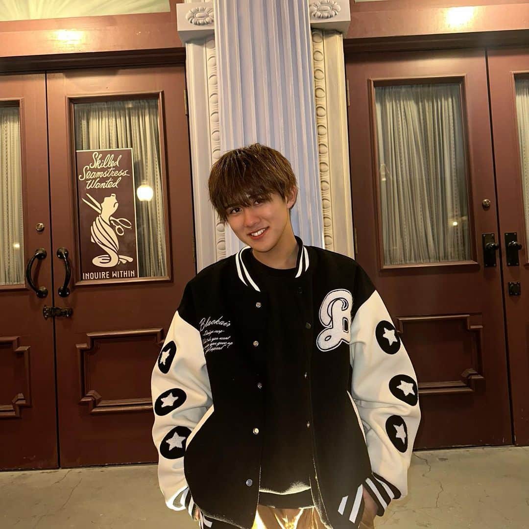 のインスタグラム：「初ユニバめっちゃ楽しかった！！ せいやとれん一緒に行ってくれてありがとね〜！✌️✌️ あと！声掛けてくださった方々ほんとにありがとうございました！！いっぱい写真撮れて嬉しかったです！🫶🏻🤍   #usj #ootd」