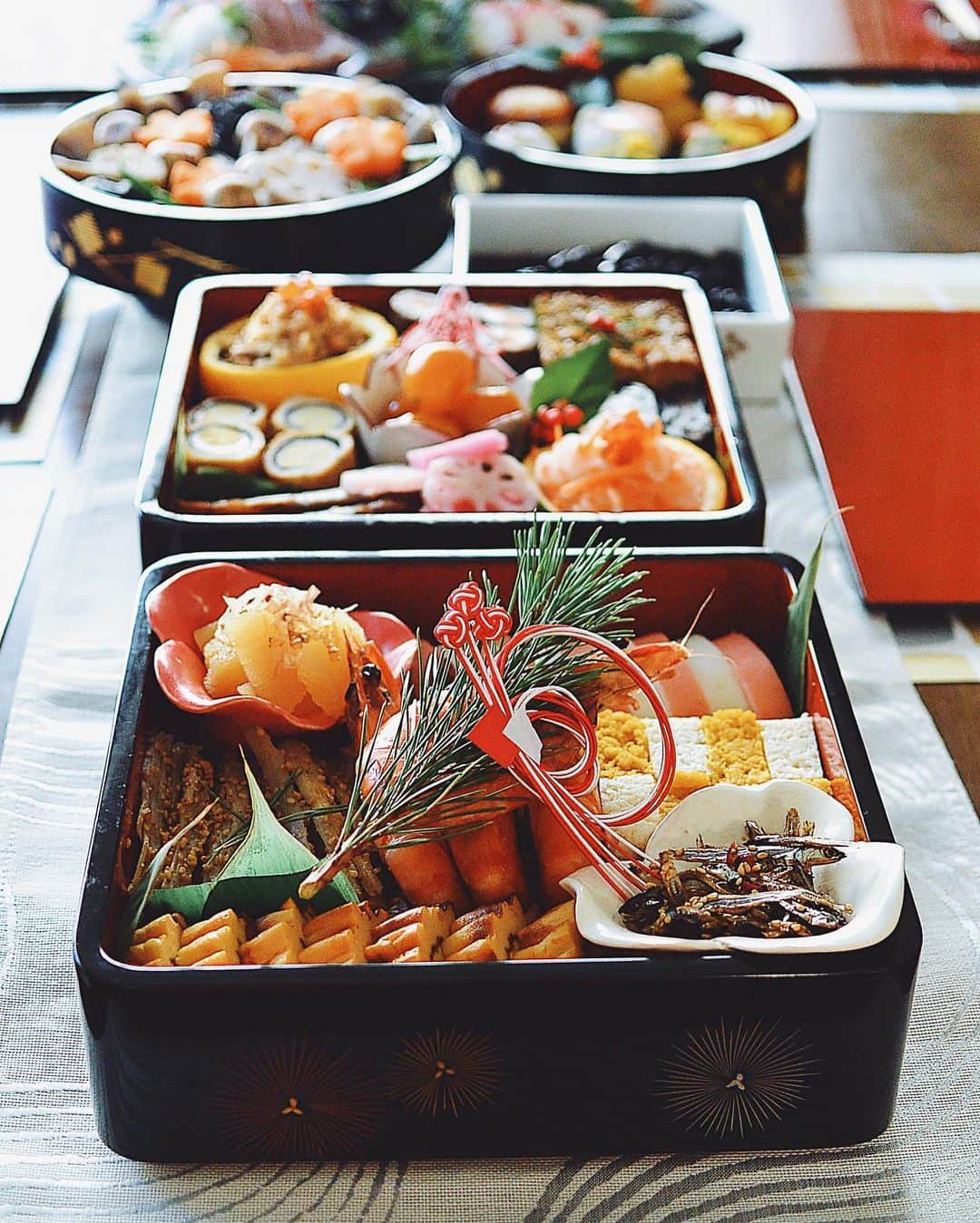 Natsuko Motoiのインスタグラム：「おせち 2023 今年もよろしくお願いします。  #おせち料理 #おせち #おばあちゃんの残したレシピ  #お正月  #japanesefood #和食 #うつわ」