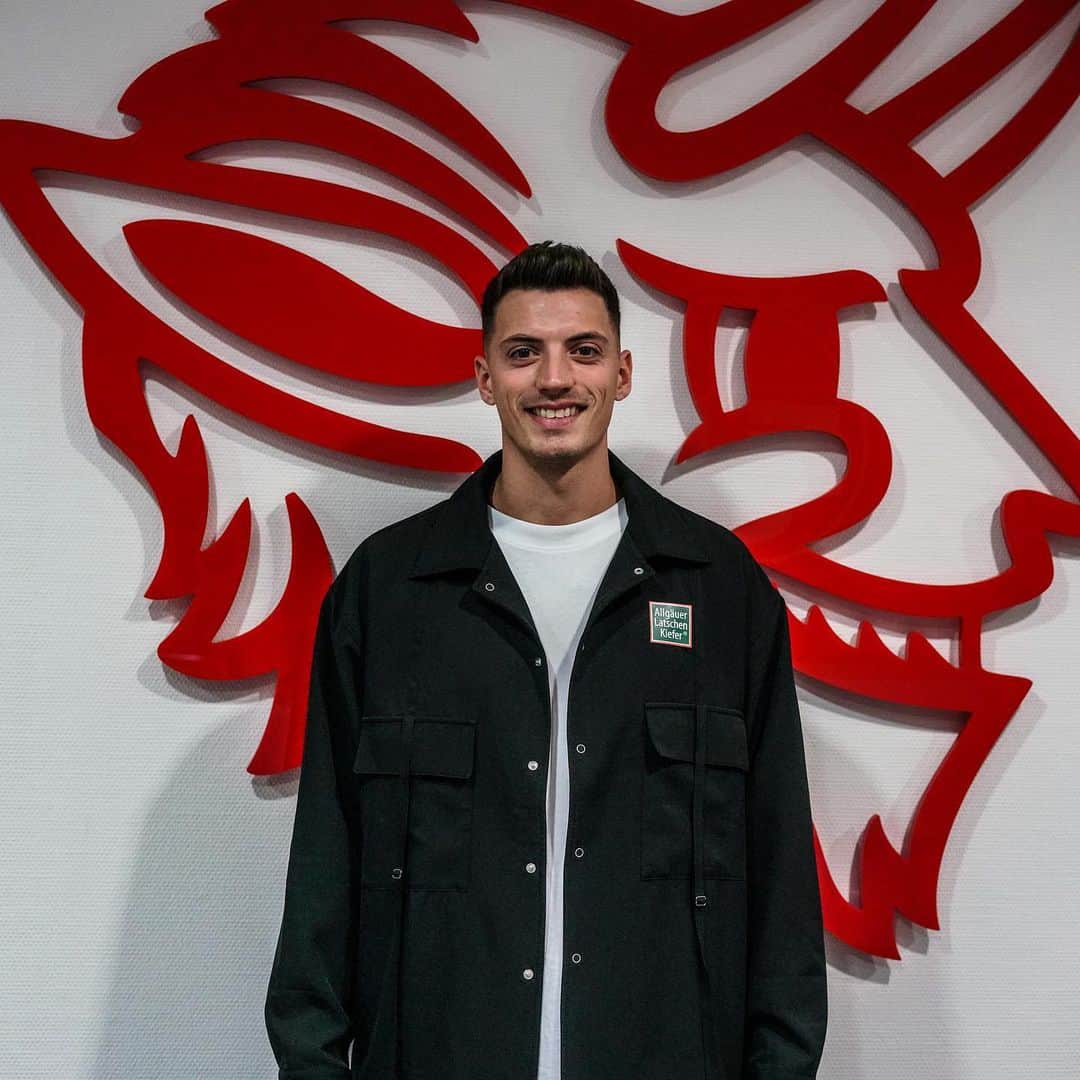 ニコライ・ラップのインスタグラム：「Meine neue Herausforderung beim @1fckaiserslautern1900 startet. 💪🏼👹 Ich freue mich auf den Betze, auf euch Fans und auf unser erstes, gemeinsames Match. Los geht's! 🔥」