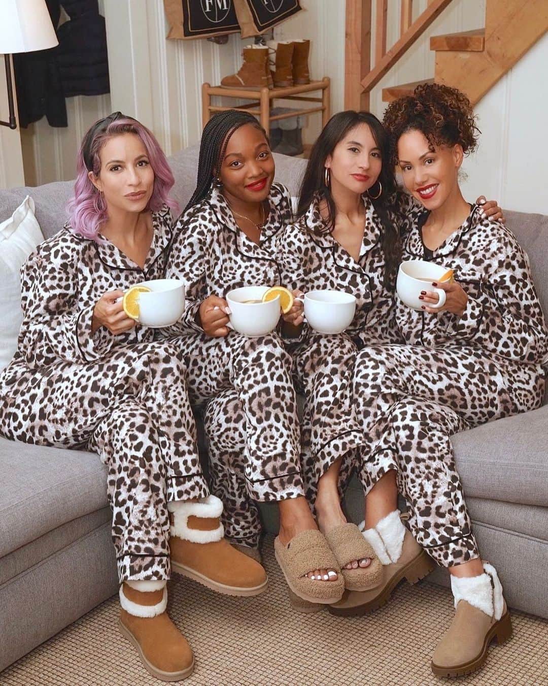 のインスタグラム：「In honor of cold weather boot season, we treated a small group of influential women and their families to a cozy weekend trip in Lake Arrowhead, complete with comfy Koolas ❄️   Featured: Barlee Mini, Peachee Slide, Berea Fuzz Ankle」