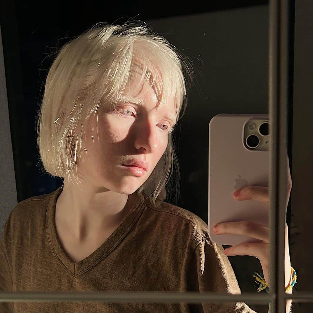 ナスチャのインスタグラム：「Weird feeling but I’m thinking to cut my hair shorter like a boy style kinda 🤧 And also I’m stopping using filters here. This time on natural phone camera photos came out even i’m super slow 😌」