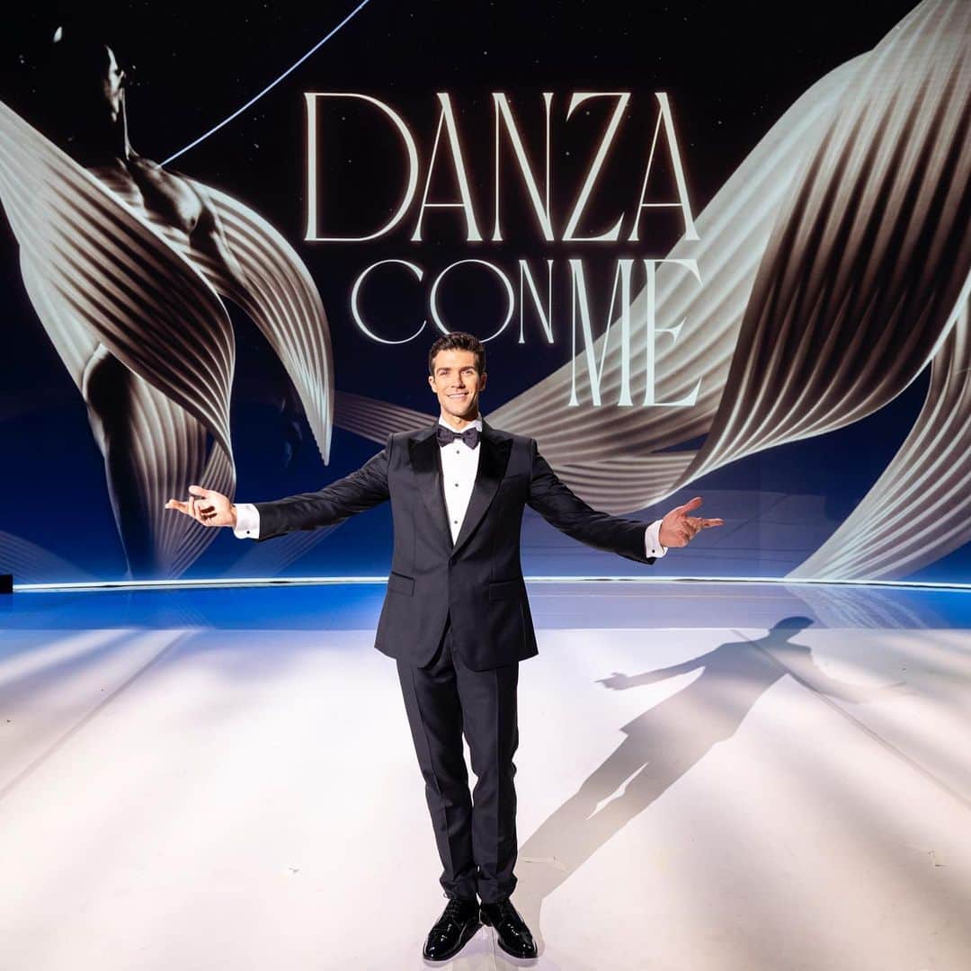 ロベルト・ボッレのインスタグラム：「Grazie a tutto il mio team, a tutti coloro che hanno contribuito a realizzare e a rendere speciale la serata di ieri sera.  Un lavoro enorme, un percorso ricco, entusiasmante, avvincente, in cui ogni volta ci si confronta con imprevisti, difficoltà, possibilità…ogni volta una sfida nuova.  Grazie a @rai1official @ballandi_ @officialrobertobolle , e a tutto gruppo creativo @pamela.maffioli @rossellarizzi @federicobaccomo @cristianonardeau @cristinaredini @guttusofab @ermeneleutico  Mi avete regalato una serata speciale! #danzaconme」