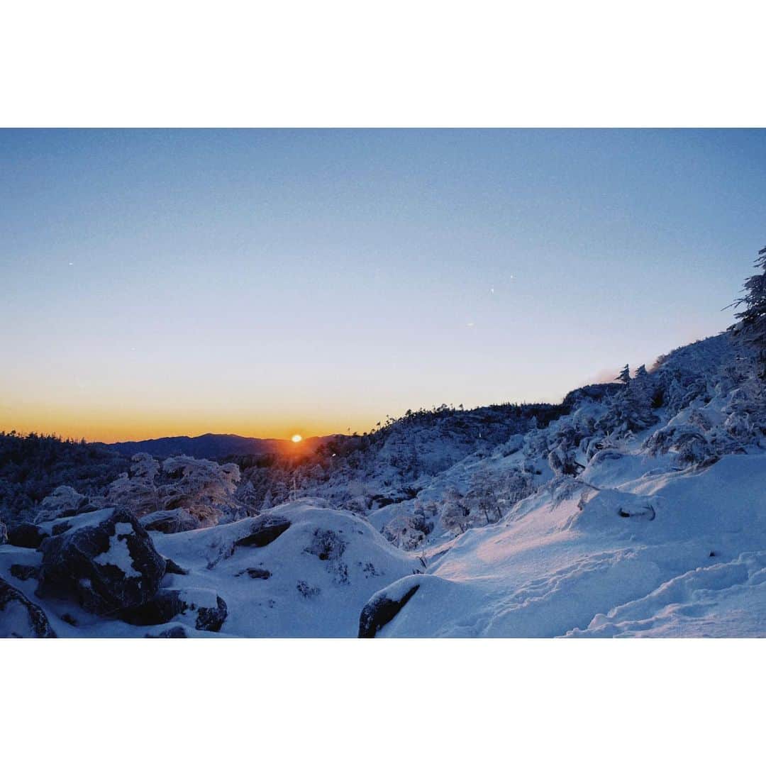 井之脇海さんのインスタグラム写真 - (井之脇海Instagram)「あけましておめでとうございます！  今年も、皆さんに色々な作品を楽しんでいただけるよう、全力で頑張ります。  本年もどうぞよろしくお願いします。  年越しは山にこもって来ました！ 初日の出もバッチリ見えて最高なスタートです⛰  皆さんも、暖かくして良いお正月をお過ごしくださいね😌  #登り納め と #初登り #初日の出」1月2日 17時39分 - kai_inowaki