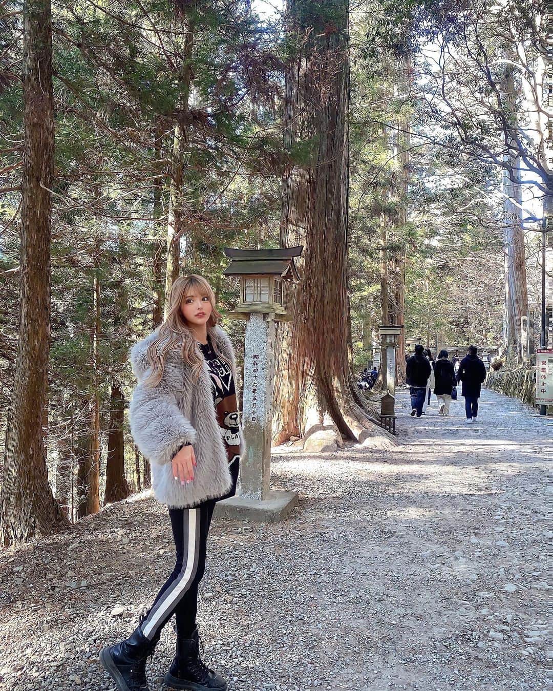 アンジェリカのインスタグラム：「毎年行ってる三峯神社⛩💚 今年も行けたーッ❤︎おみくじも大吉引けた🎍🤲🏻 ━━━━━━━━━━━━━━━━━━━━━━━━ 最近マジで寒くておしゃれより防寒対策しかしてないから明日からおしゃれする！これ昨日も思ってた👨🏻‍🚀💕💕‪𐤔𐤔‬‪𐤔‪𐤔𐤔‬‪𐤔‪𐤔𐤔‬‪𐤔 .」