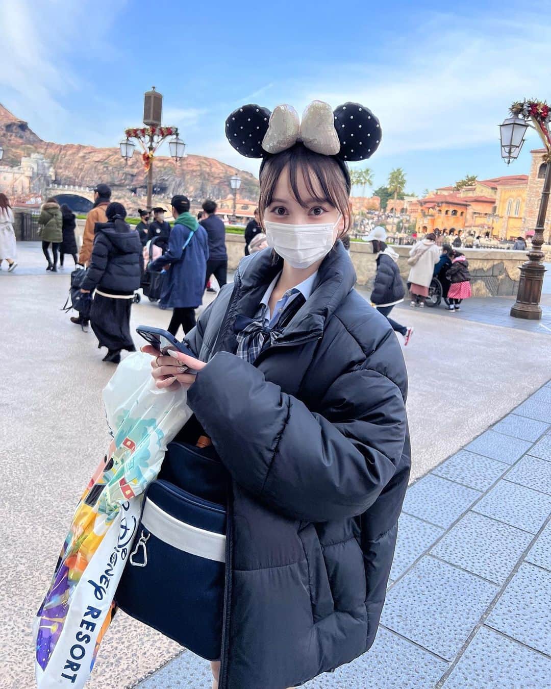 神谷侑理愛のインスタグラム：「あけましておめでとうございます❣️ 2023年も沢山の思い出を作っていきたいと思います︎☺︎ 私を大切にして下さってる方々が幸せな1年になるように、 心から願ってます( ¨̮ )‪︎❤︎ ⁡ ⁡ #あけましておめでとうございます #2022 #2023 #謹賀新年 #兎年 #ディズニー #disney #disneysea #ディズニーシー #制服ディズニー #ljk #04 #jk」