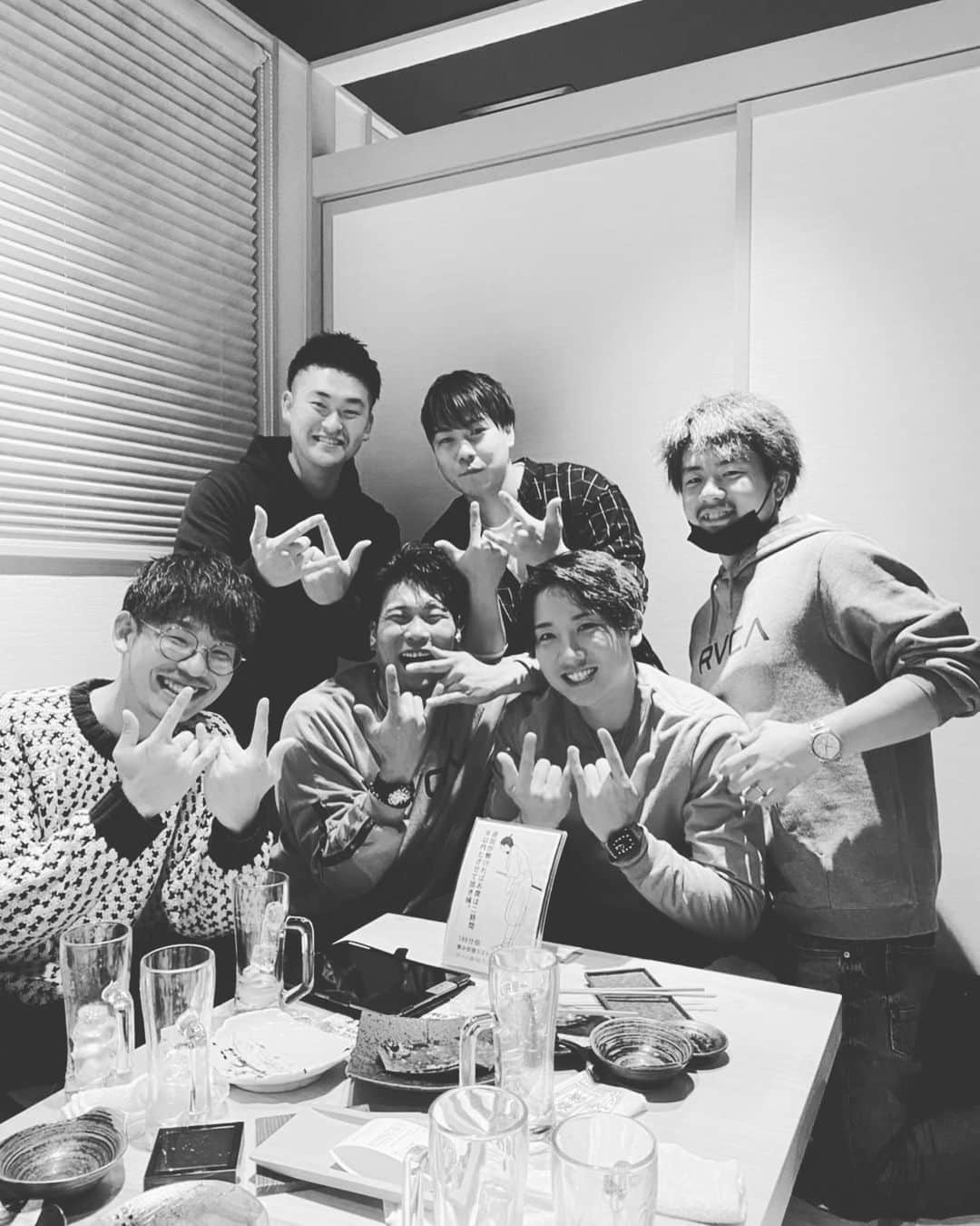 藤田航生のインスタグラム：「. . . 3年ぶりの集結 また来年な！  #family  #３年ぶり #また来年も #よろしく #このポーズなに笑」