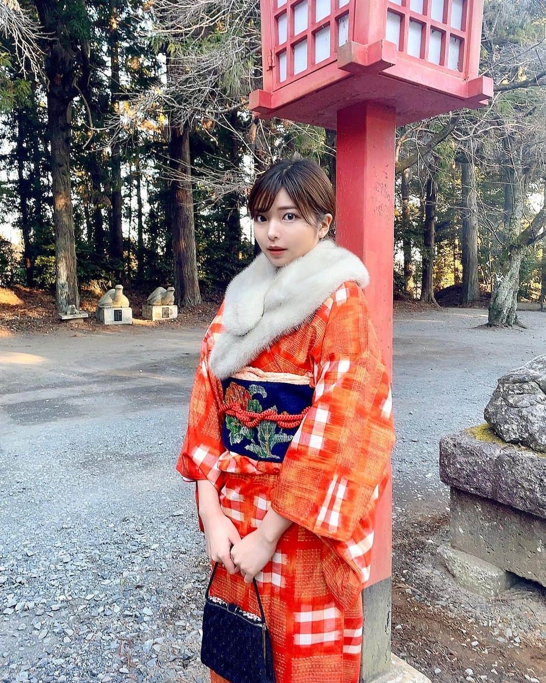 西谷麻糸呂のインスタグラム：「参拝へ行ってきました⛩  今年はお母さんが昔着ていたオレンジの着物で👘🍊  なんかビビってしまい、おみくじは引きませんでした。笑」