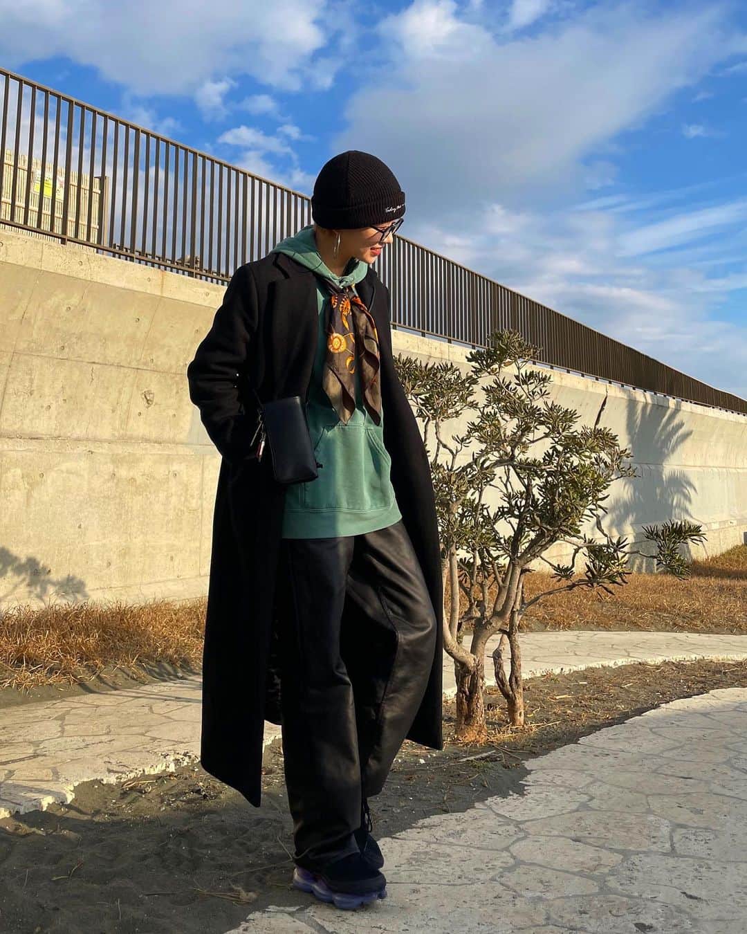 SARAのインスタグラム：「🌊🌅🖤 leather bag: @ayakawasaki   財布が一緒になってて 携帯すっぽり入るから荷物少ない私には嬉しいitem🫶 可愛い色ありすぎて悩んだけど実用性重視に🥺💘  1/8,9に横浜でpop upあるみたいだから行ってみてね☺️💙」