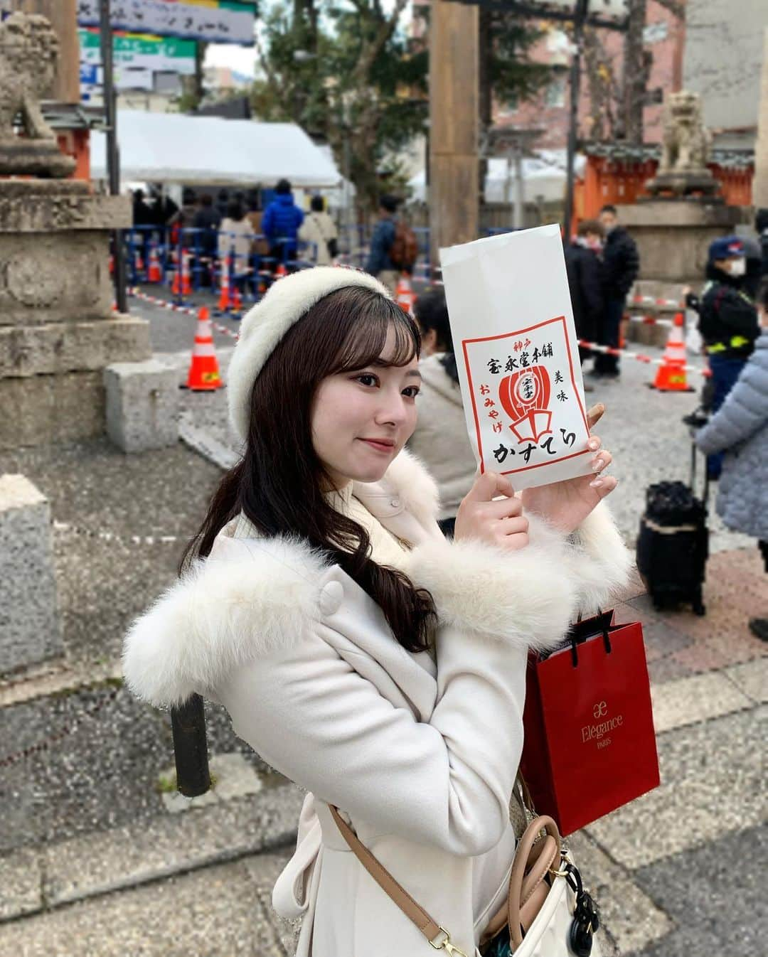 川村まりのインスタグラム：「明けましておめでとうございます🎍 カステラ買ってご機嫌⛩  #ホワイトコーデ#白ベレー帽#白ニット #白アウター#白コート#白コーデ#初詣#初詣デート #初詣コーデ」