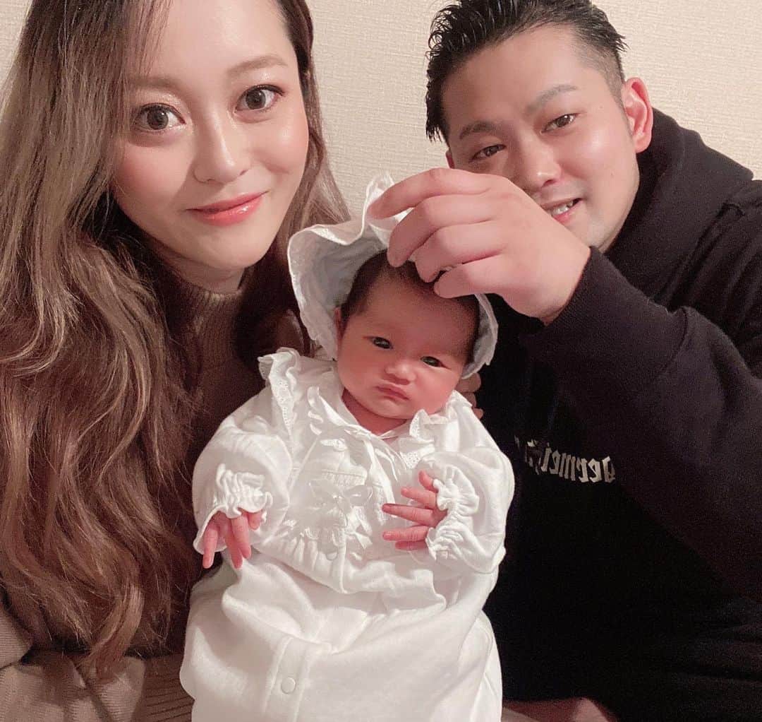 三上玲奈のインスタグラム：「新年明けましおめでとうございます⛩ 昨年も大変お世話になりました‼️  去年1/1に入籍し、12/25に天使が産まれました👼  急な展開でしたが、今年は妻として母親として成長する？慣れる？年にしたいと思います☺️  この3年全然会えてない友達が沢山いるので今年は沢山人に会えたらいいな🥺  出産に関して沢山のお友達にアドバイス頂いたり、出産祝い頂いたり本当にほんとうにありがとうございます🥰  おばさんデビューした私の妹から貰った高級ベビー服で初めての家族写真撮ってみました😇  神経質と思われてたり、不摂生すぎると思われてたり、こだわるところだけ、やたらこだわって、テキトーなことはとことんテキトーな性格の私ですが、できるだけ出来ることは我慢して？？笑笑 10ヶ月お腹の中で赤子を育てることが出来ました😊  #ベビー服  #ミキハウス　#家族写真　#クリスマスベイビー　#新生児」