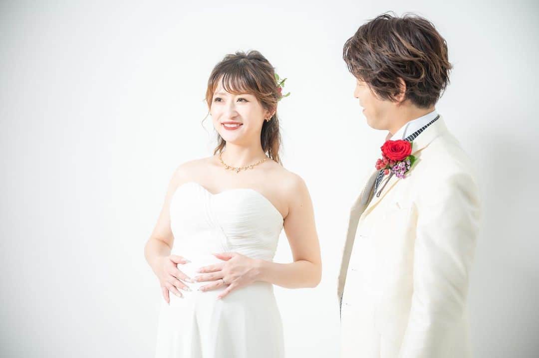 MIHO氏のインスタグラム：「旧年中は大変お世話になりました🌟  2022年は妊娠発覚のサプライズから始まり、 初めての妊婦生活、YouTubeはお休みさせていただきながらも 笑いあり涙ありの十月十日を経て無事に娘が産まれるという 穏やかで、それでいて激動の1年でした。  お恥ずかしながらこの歳まで 特に守るものも失うものもなく、 自分中心で奔放な生き方をしてきて 一方で、常に何かに追われ、怯えていたような気もします。  だけど、大切な人や、子供を通して世界を見たら 日常の些細なことに感動と喜びを感じるようになり 自分なりに、愛や幸せの意味にも気付けたようにも思います。  わたし自身まだまだ子供な部分も多いけれど、 2023年は周りの力を借りながら 精一杯成長していきたいと思います😊  わたしをママに選んでくれて 元気に産まれてきてくれた娘氏 誰よりもそばで支え、愛してくれたパパ氏 そして温かく見守り、励ましてくれた皆さま氏 旧年中は本当にありがとうございました。  今年の目標は、 お休みしてたYouTubeを復活させること💪('ω'💪) 無理せずぼちぼち頑張りますので、 チャンネル登録解除した方はまた登録し直して待っててください🥺笑  本年もどうぞよろしくお願いいたします！ ． 🎍2023年 元旦　MIHO氏🎍」