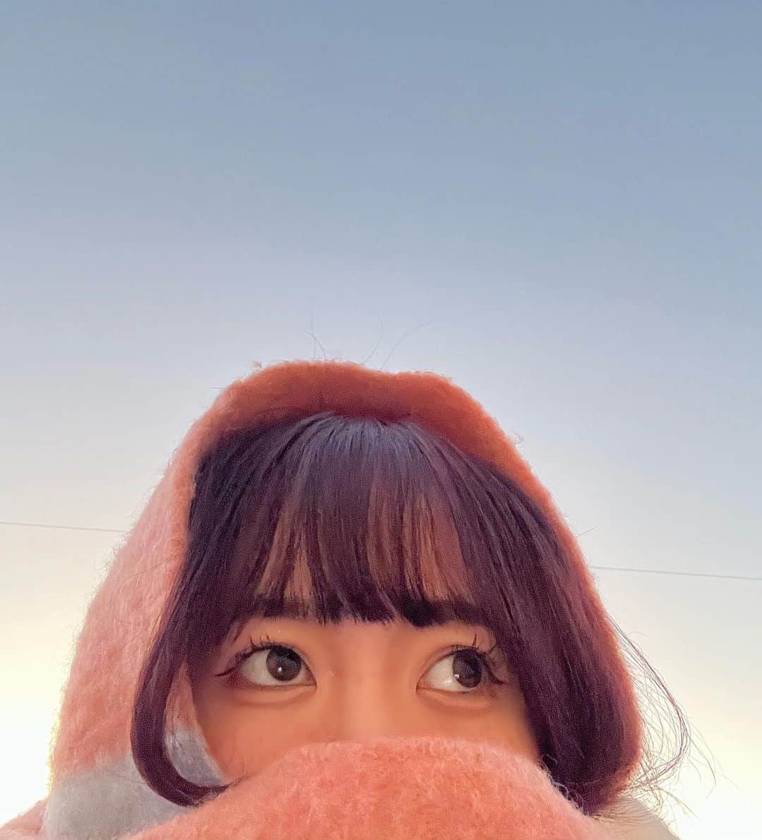 むくのインスタグラム：「あけおめです🎌 友達と初日の出を見に行ったり、親戚と集まったり、毎年変わらないお正月を過ごせていることに幸せを感じてます🦛🫧 ・ 去年の反省点とか目標とか色々あるけど、 毎日たのしく健康に！を第一に過ごしたいです🫶🏻🗯 ・ 今年もよろしくね！🐇 （卯年かわいくていいよね~！）」