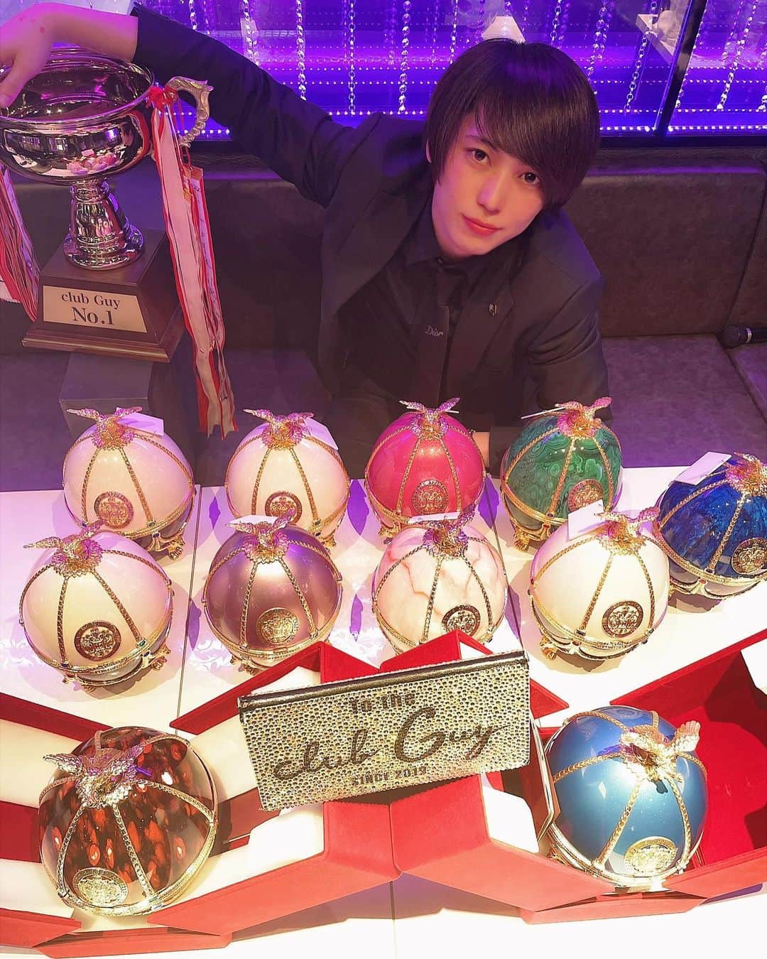 岩田響耶のインスタグラム：「明けましておめでとう御座います🎊 今年も一年宜しくお願い致します。  そして 2022年ホスト2年目で1億突破  本当に嬉しいです。 姫様達全員のお陰ですし、こんな僕に価値を付けてくれてありがとう。 これ以上の恩を返すには自分がもっと人間として成長して、もっと上に登ります。 指名して良かったなって思って貰える事が僕が出来る最大の恩返しだと思います、  2023年、より一緒に登って行って頂ければ幸せです。 今年も宜しくお願いします😌✨」