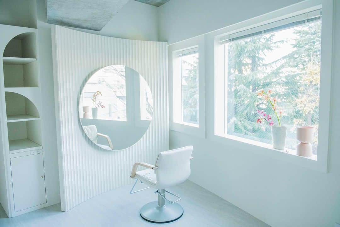新倉真奈美のインスタグラム：「. 自分だけの特別な時間を 過ごせる private salonです  大きな窓から見える 緑を眺めながら リラックスした時間を過ごして 頂きたいです🤍🌿」