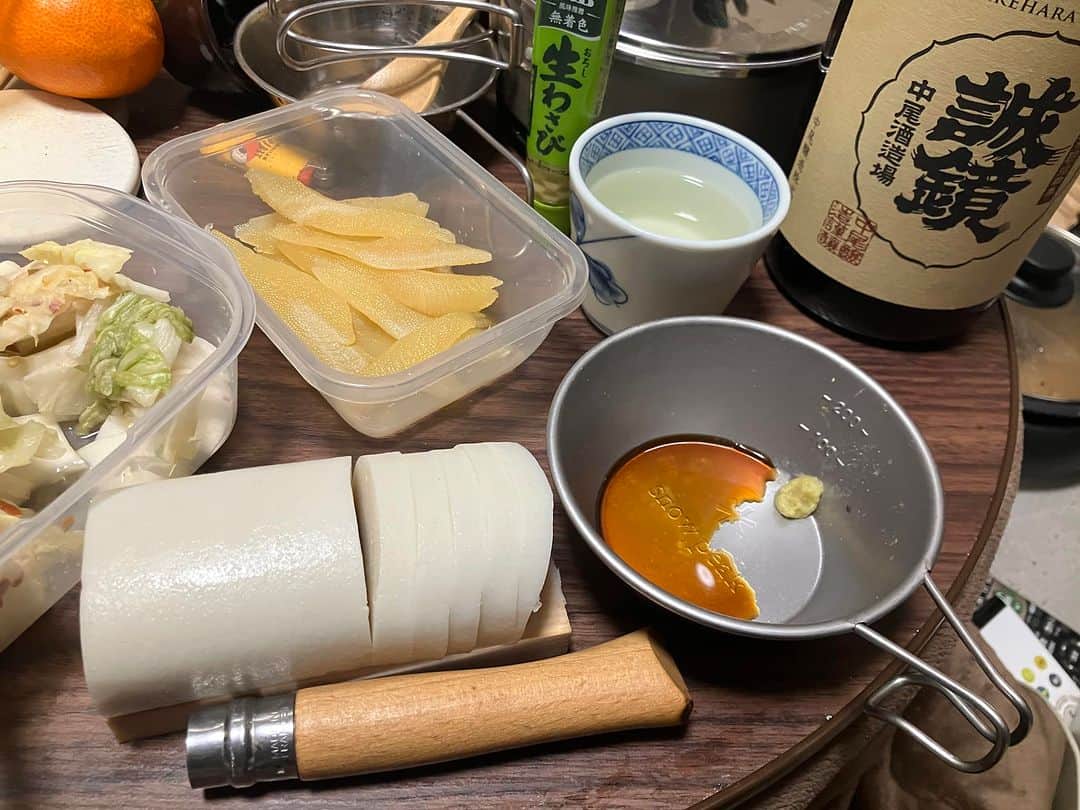 広田みのるさんのインスタグラム写真 - (広田みのるInstagram)「新年明けましておめでとうございます。 昨年に引き続き、数の子、鈴廣の蒲鉾で板わさ、白菜の浅漬け、鳥だし白菜の雑煮で広島は竹原の誠鏡を蕎麦ちょこでダラダラしとります。  まだまだ落ち着かない世の中ですが、平穏無事に日々楽しく美味しく仕事に野に励む年にしようと酔眼で誓っております。  本年も何卒よろしくお願いいたします。」1月2日 18時56分 - minoru.hirota.73