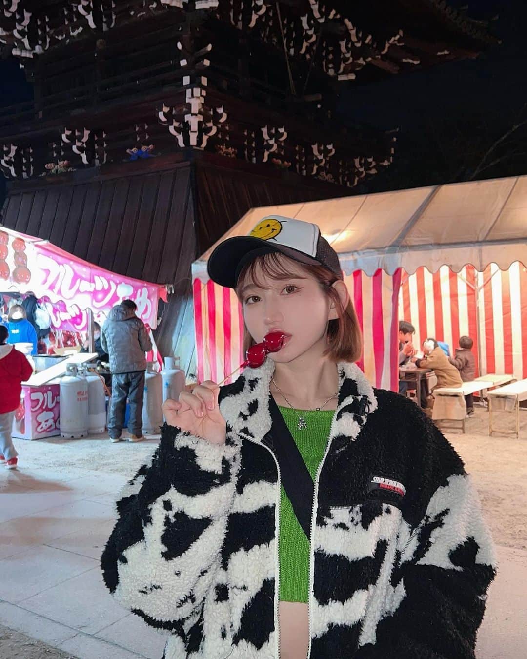月城まゆのインスタグラム：「家族で中山寺に初詣に⛩💓 屋台飯たべたいたべたいって騒ぎすぎて元旦から怒られました🥵www  いちごあめとたませんたべてご満悦です( ✌︎'ω')✌︎〜🍥💞  #初詣 #ootd #gal #japanesegirl #元旦 #happynewyear #2023 #🐇」